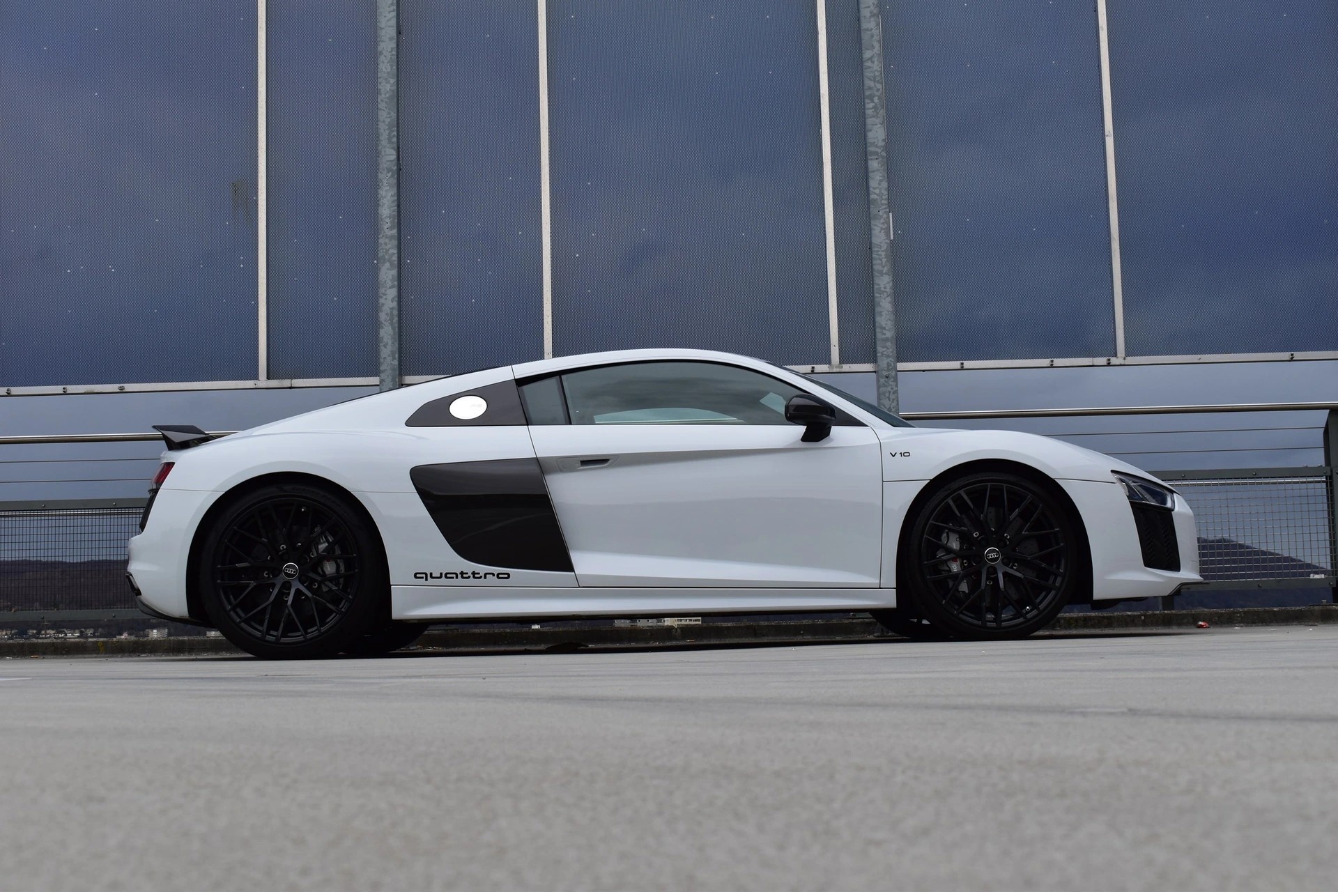 AUDI R8 COUPÉ 5.2 PLUS S-TRONIC CARBON l 611 PS-image-2