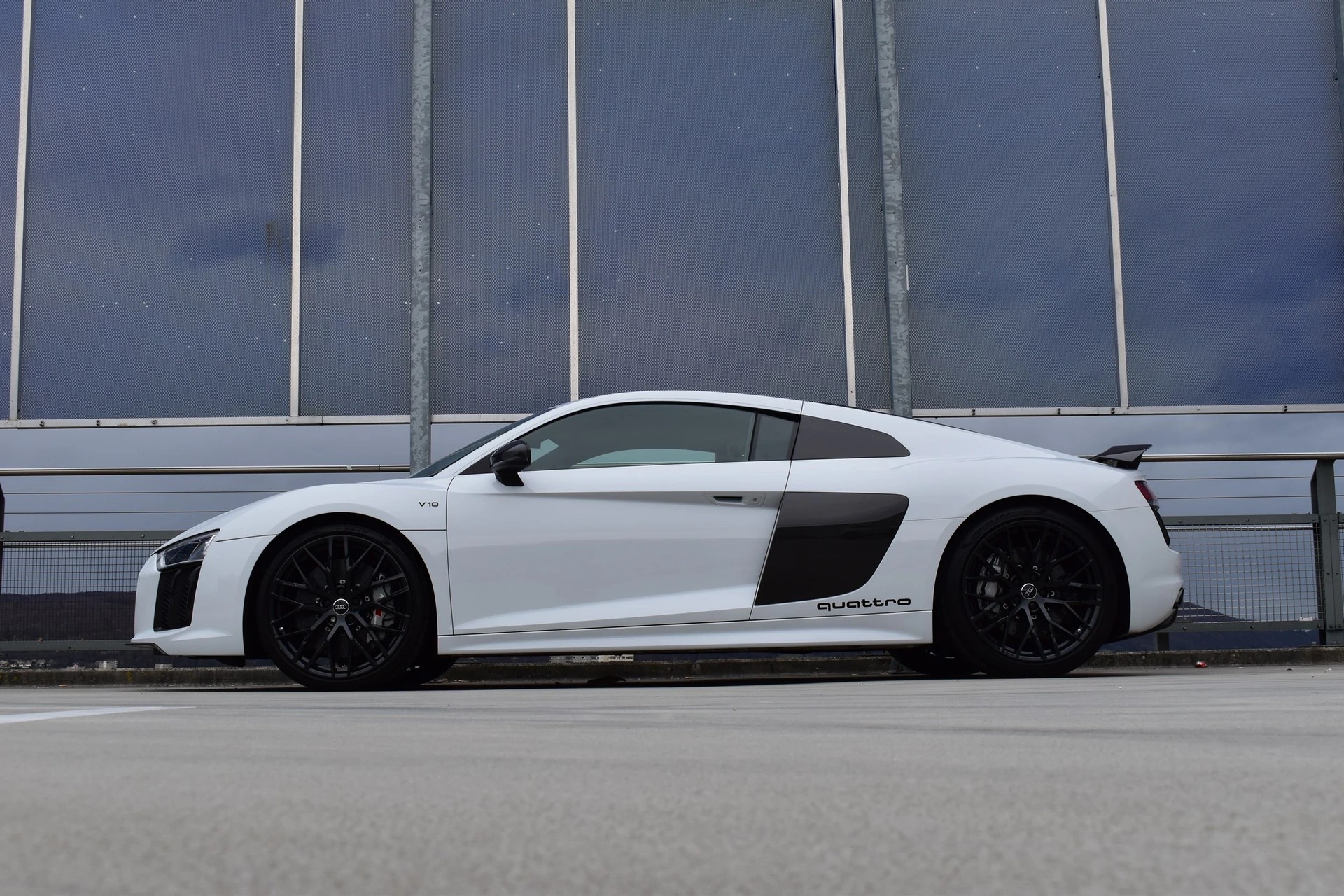 AUDI R8 COUPÉ 5.2 PLUS S-TRONIC CARBON l 611 PS-image-3
