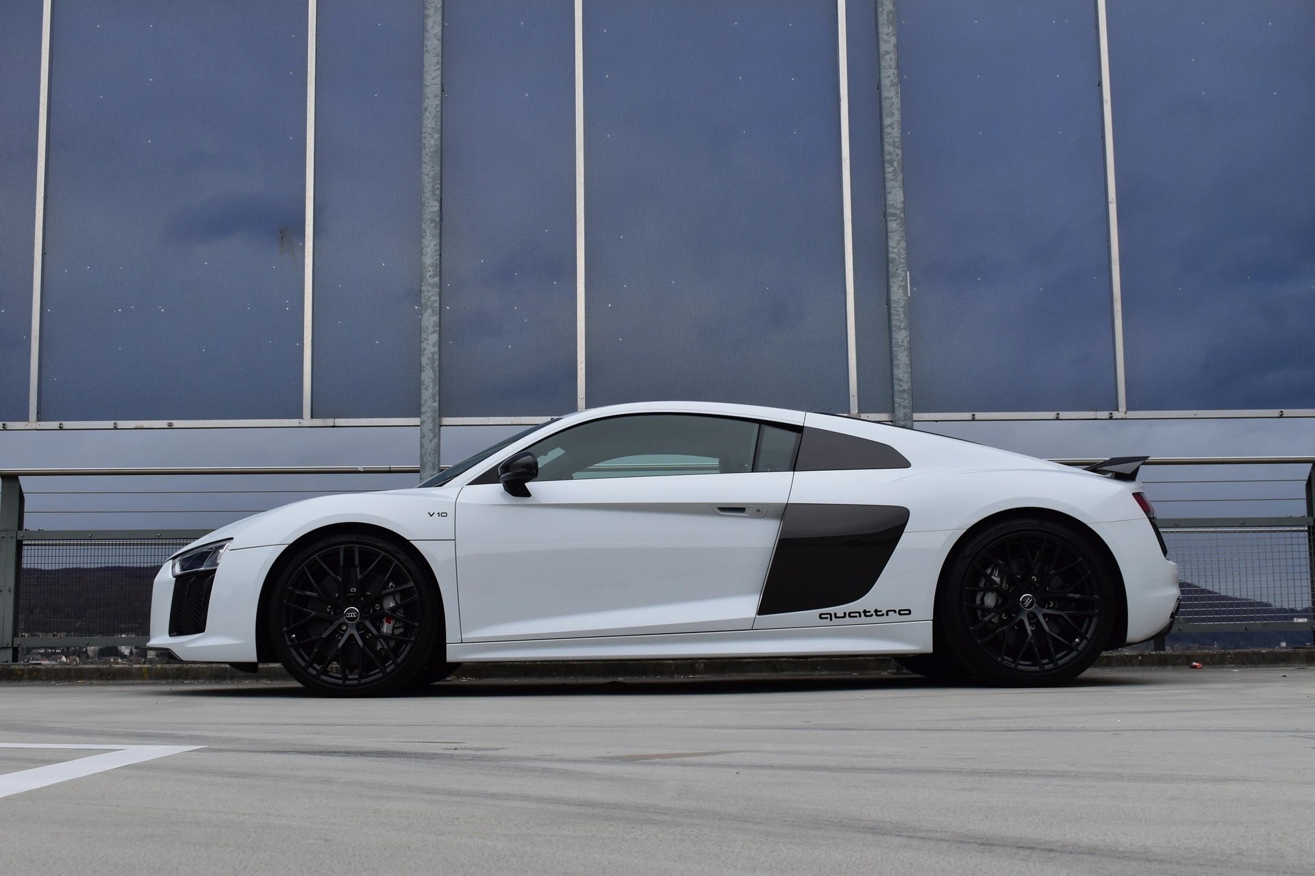 AUDI R8 COUPÉ 5.2 PLUS S-TRONIC CARBON l 611 PS-image-5