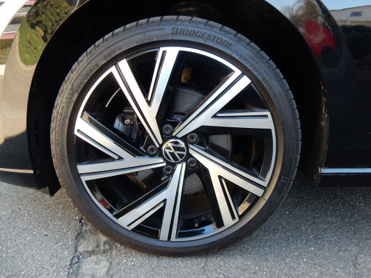 VW Golf Variant 2.0TSI Style 4Motion-image-4