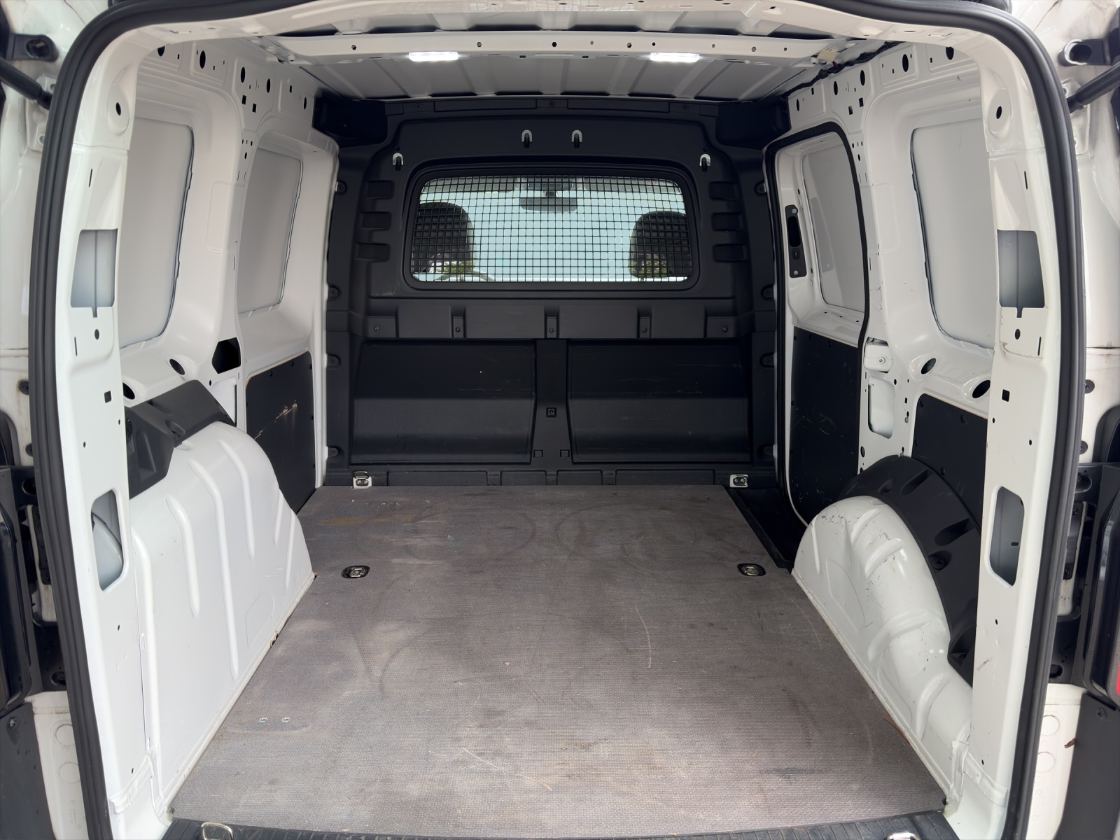 VW Caddy Cargo 2.0TDI-image-12