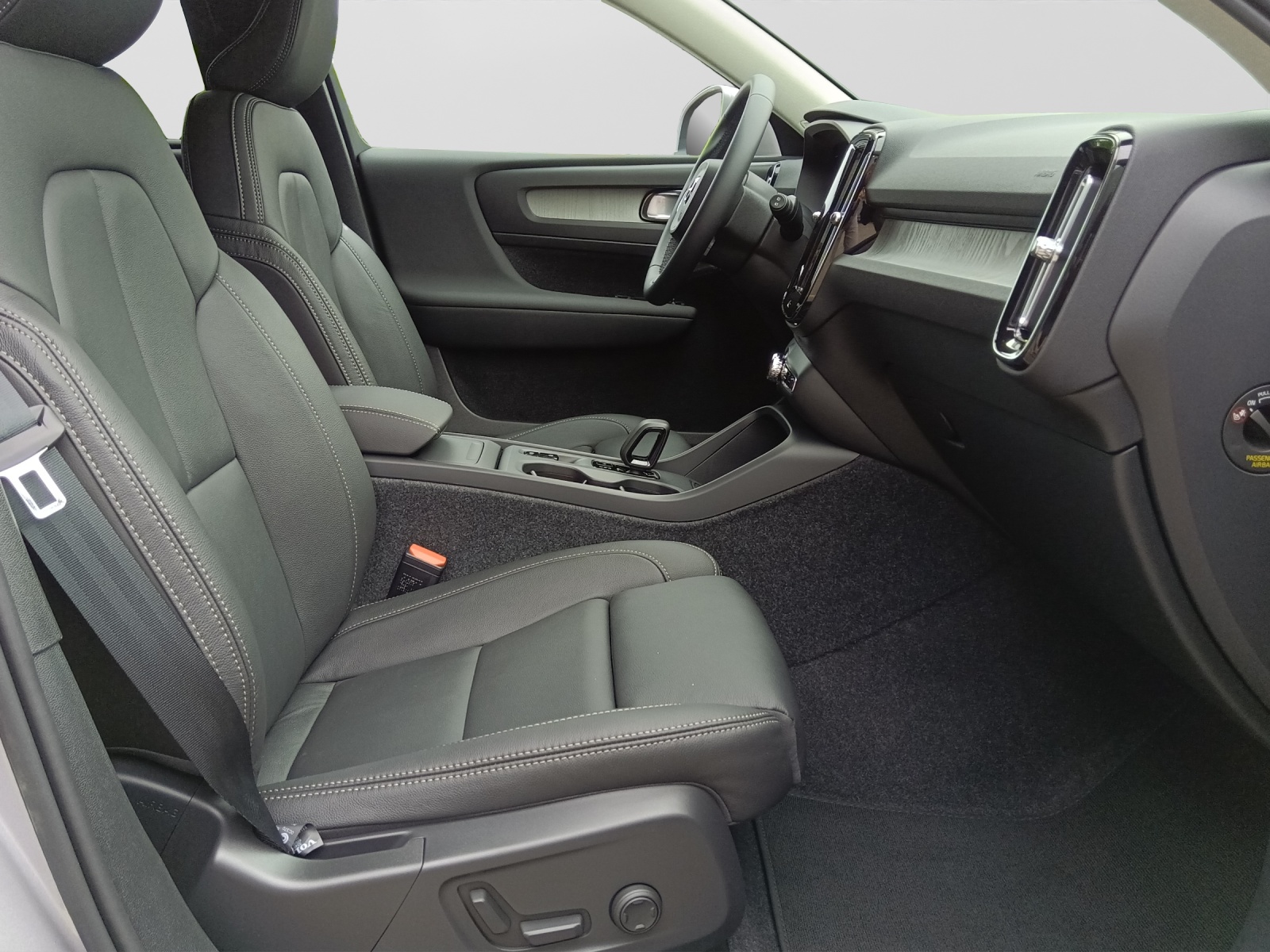 VOLVO XC40 2.0 B3 MH Core XCITE-image-4