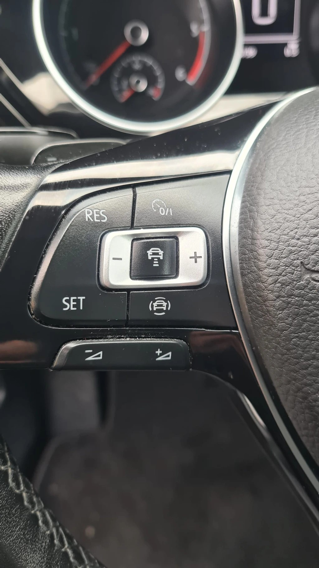 VW Touran 2.0 TDI BlueMotion TechnologyComfortline DSG ** Anh-Kupplung ** Gr.Navi ** RF-Kamera ** Parkhilfe v+h **-image-8