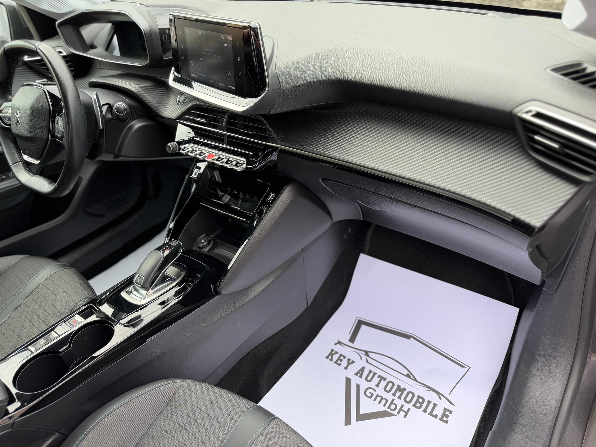PEUGEOT 208 1.2 PureTech Allure EAT8-image-9