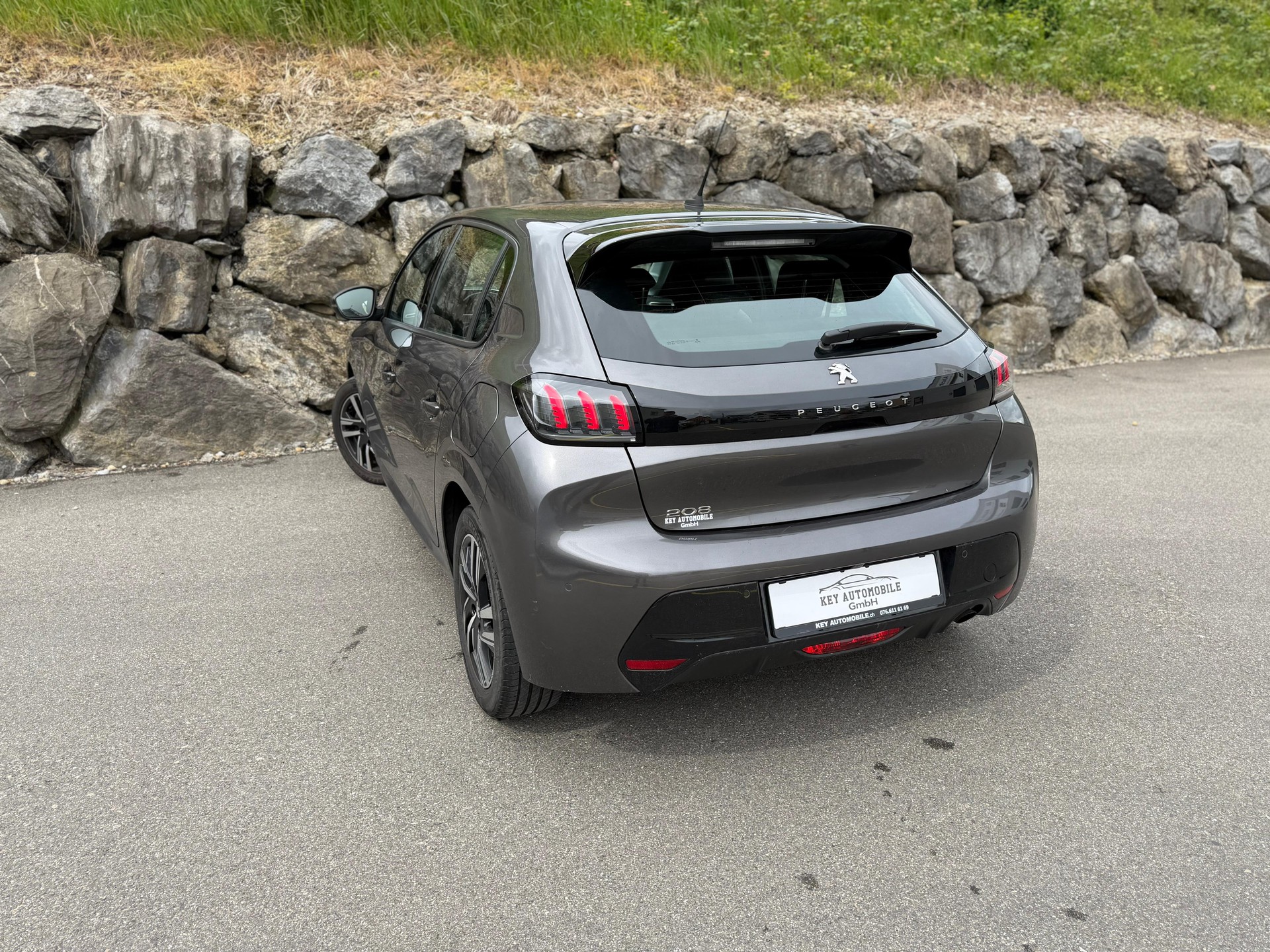 PEUGEOT 208 1.2 PureTech Allure EAT8-image-5