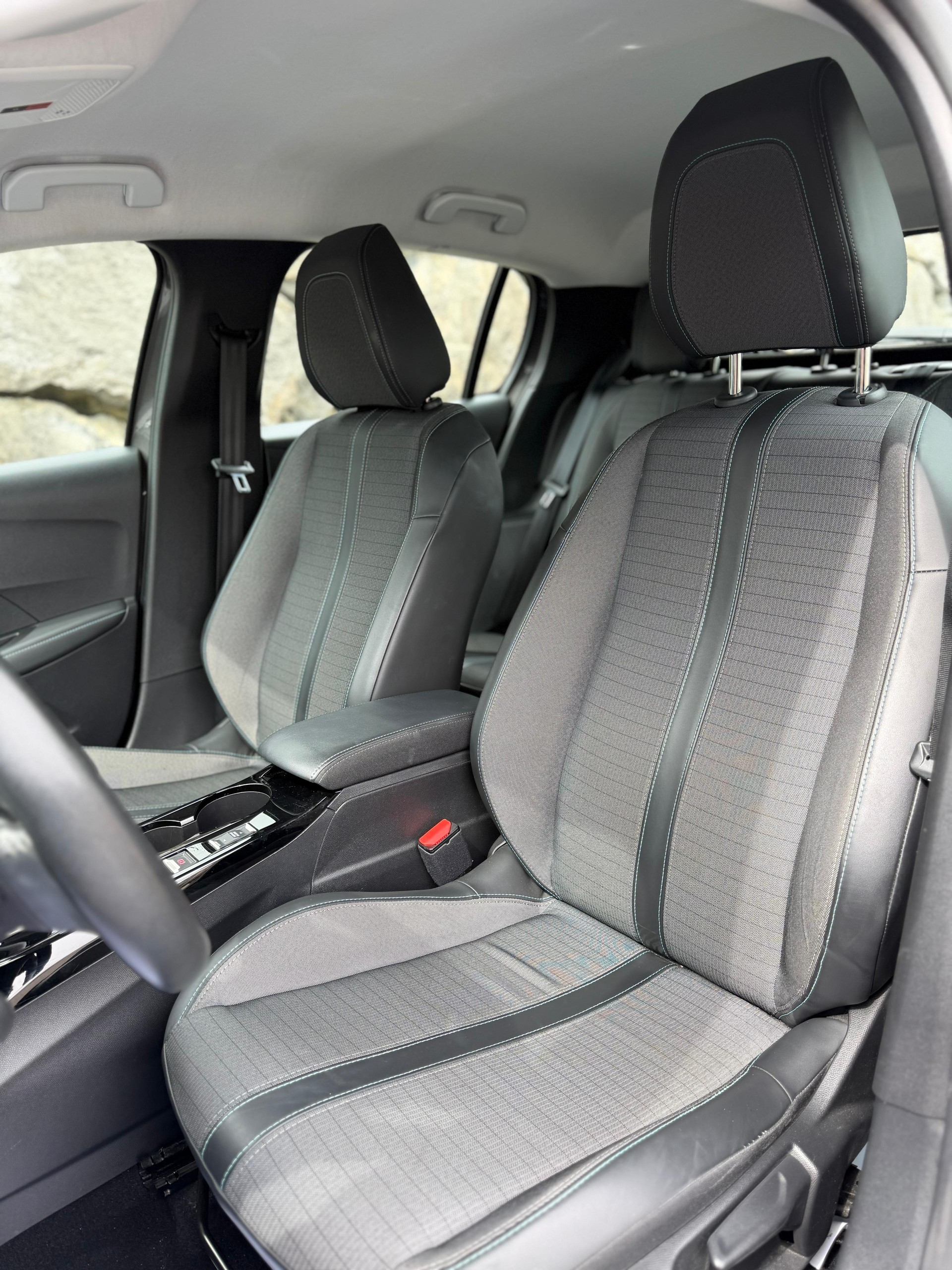PEUGEOT 208 1.2 PureTech Allure EAT8-image-11