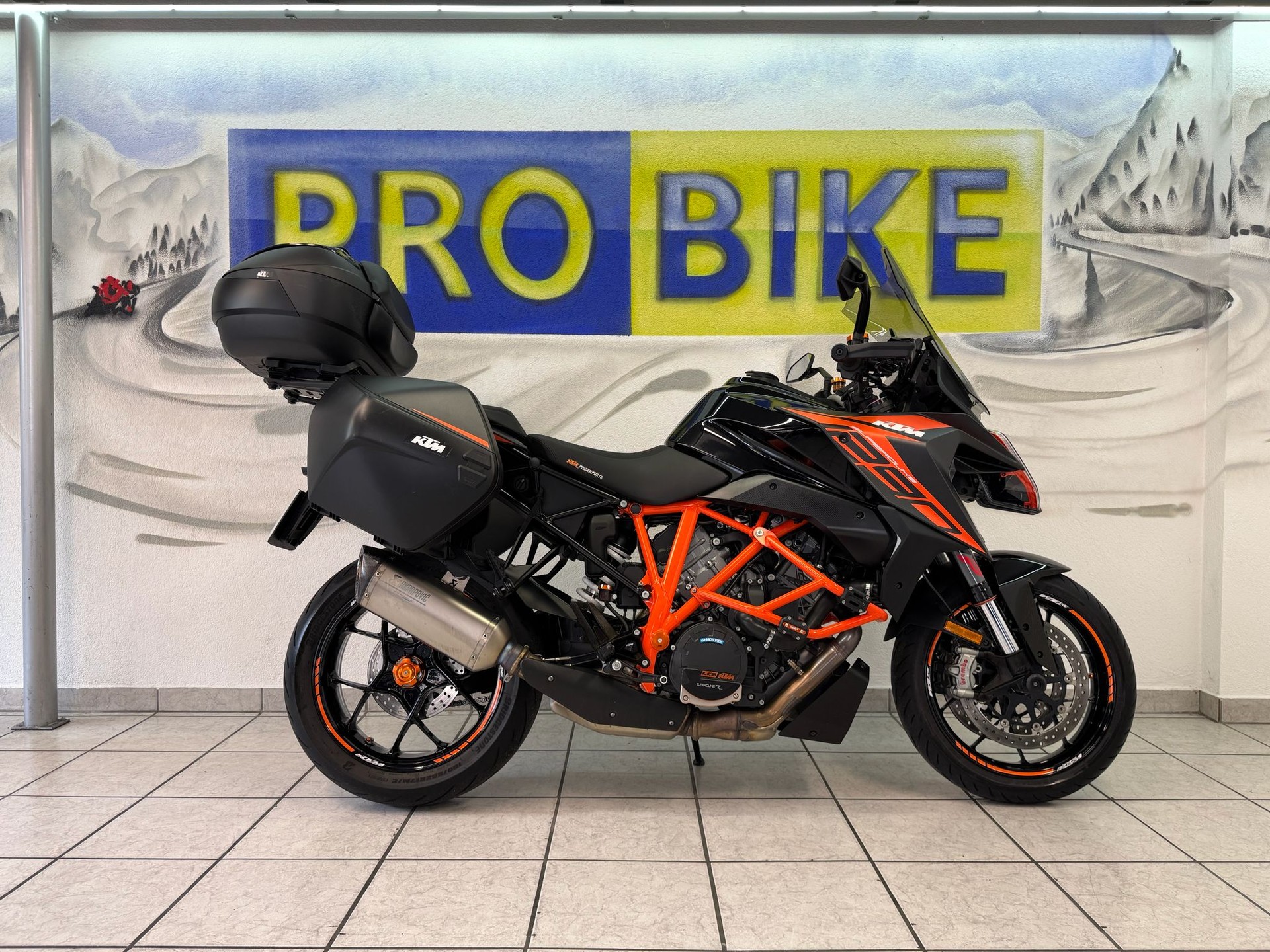 KTM 1290 Super Duke GT-showroom-element-1