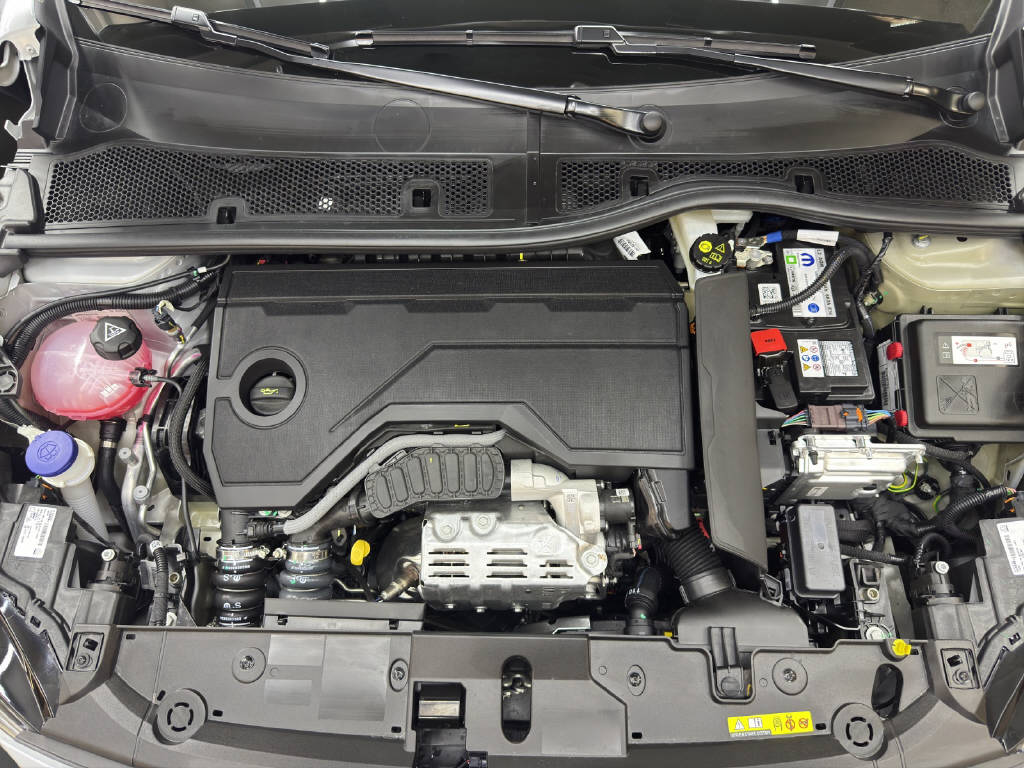 PEUGEOT 208 1.2 Hybrid Allure-image-8