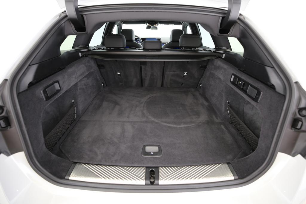 BMW 520d xDrive Touring-image-14