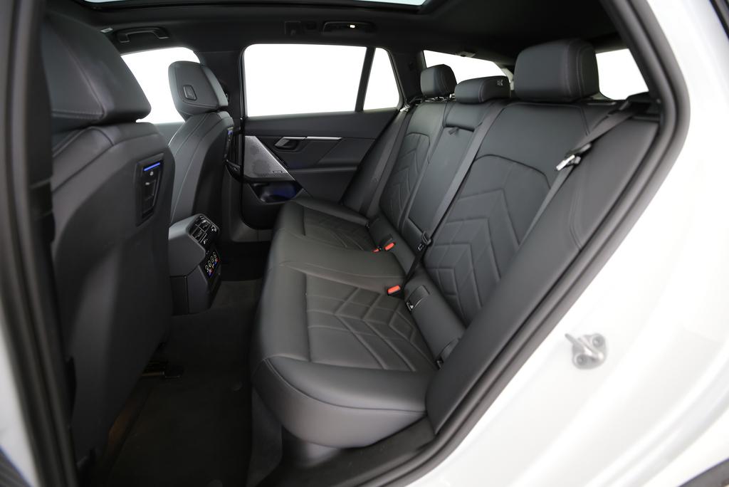 BMW 520d xDrive Touring-image-12