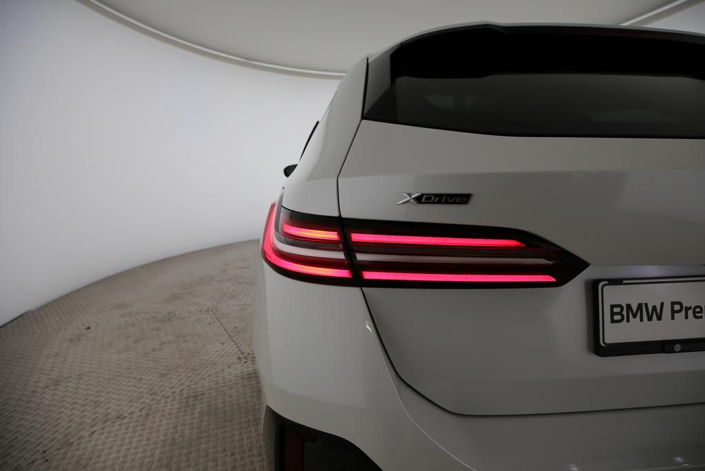 BMW 520d xDrive Touring-image-16