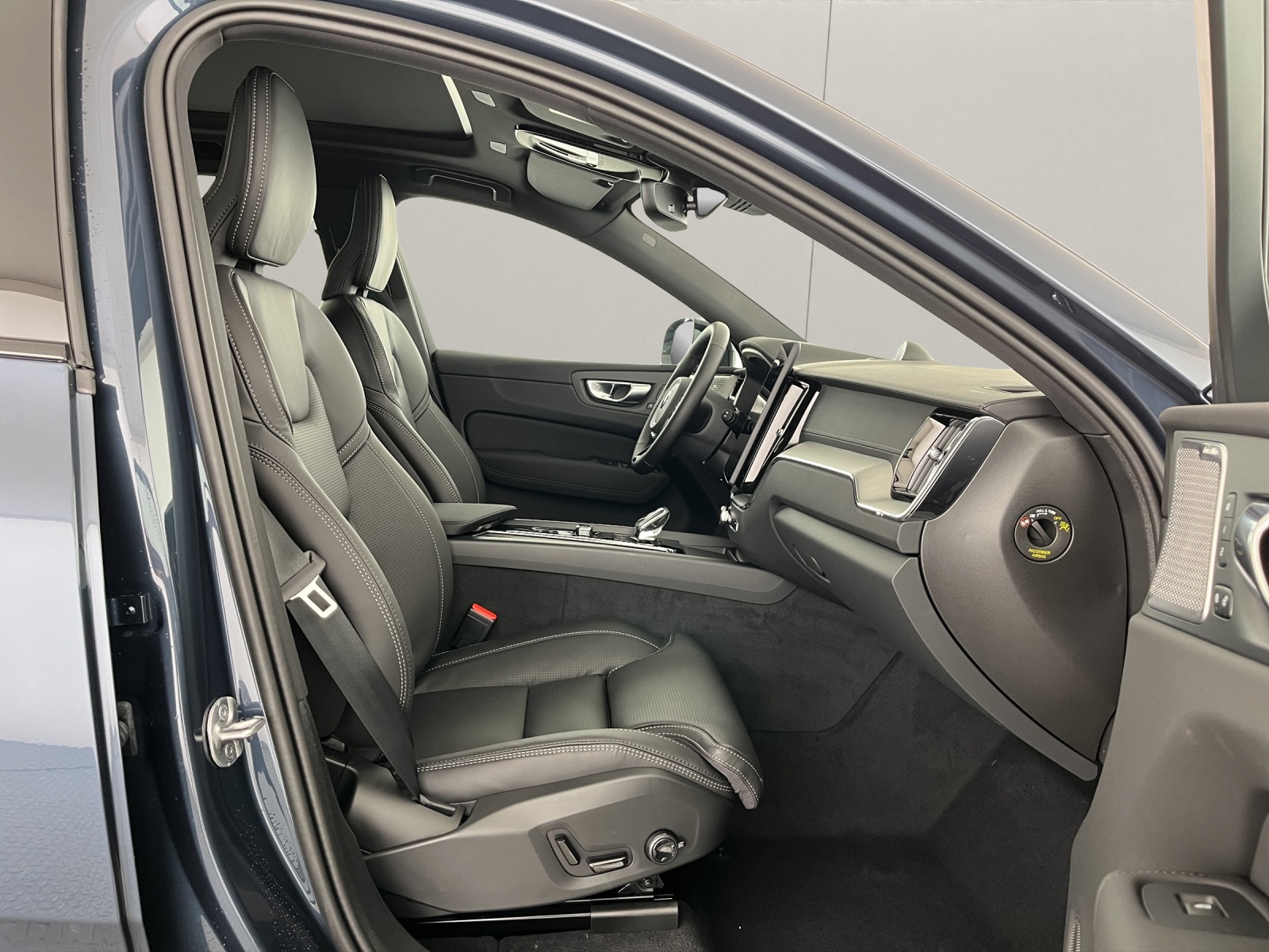 VOLVO XC60 2.0 B5 MH Black Edition AWD-image-11