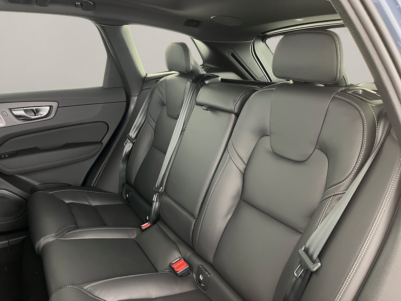 VOLVO XC60 2.0 B5 MH Black Edition AWD-image-13