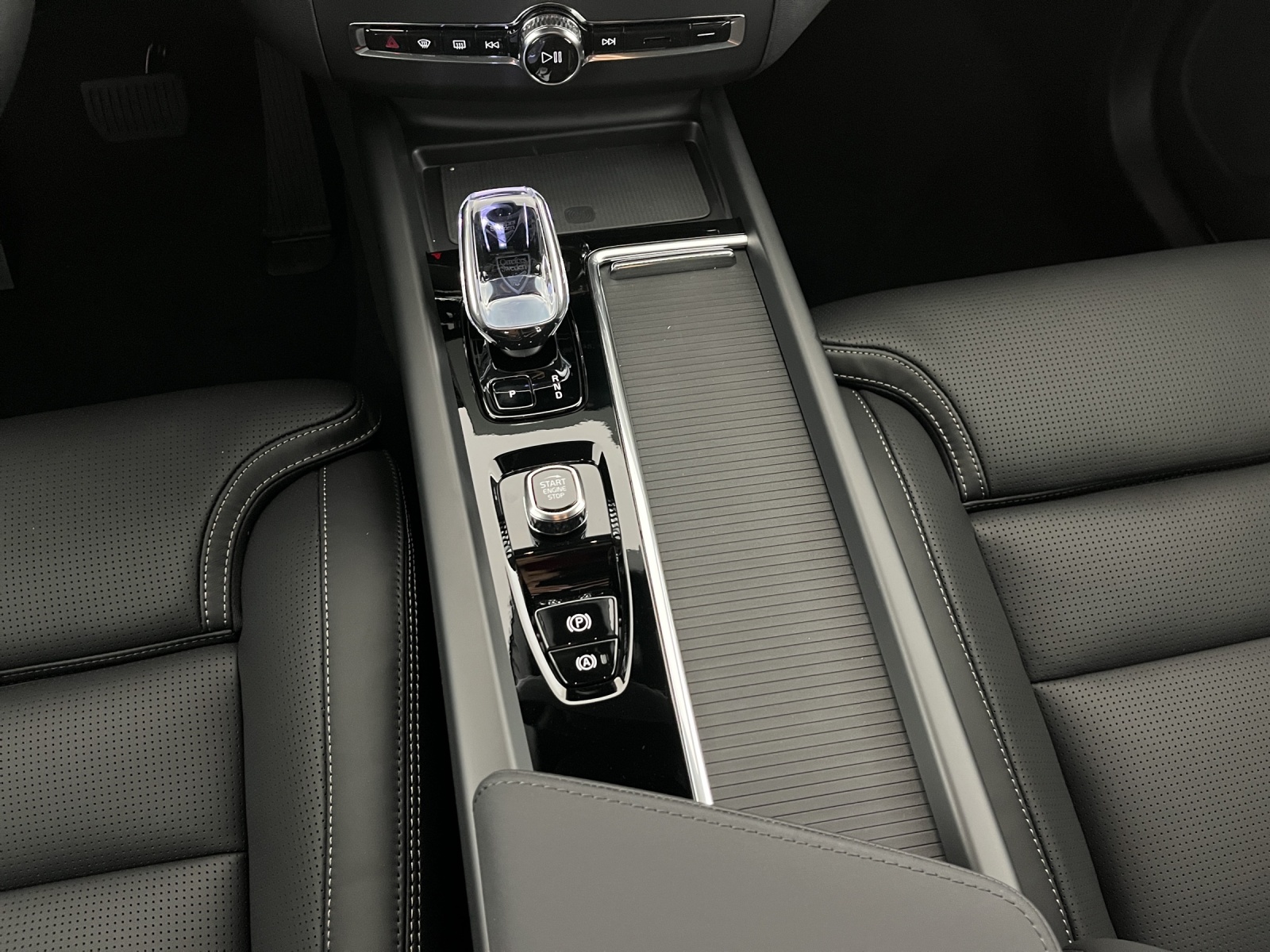 VOLVO XC60 2.0 B5 MH Black Edition AWD-image-16