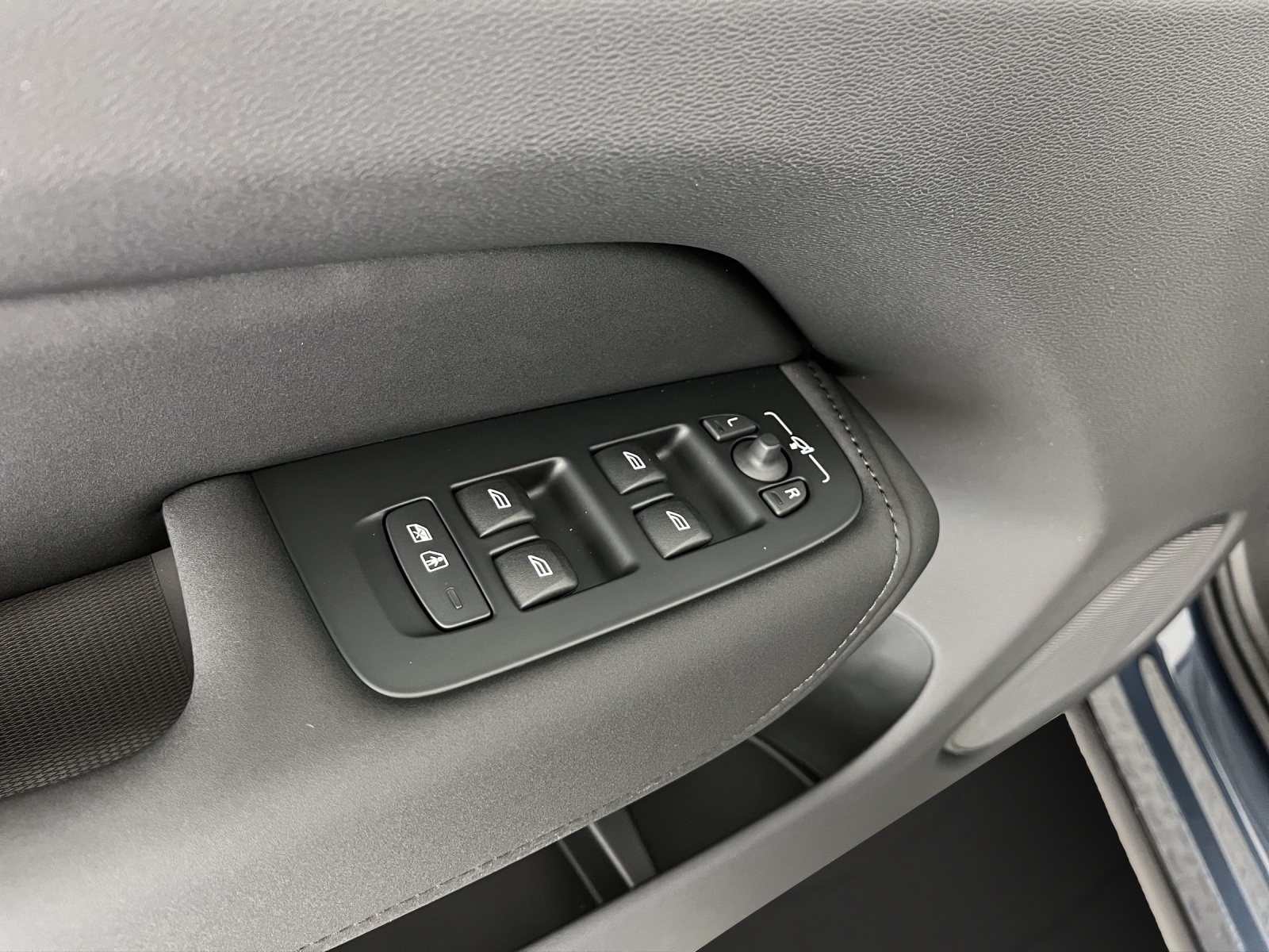 VOLVO XC60 2.0 B5 MH Black Edition AWD-image-15