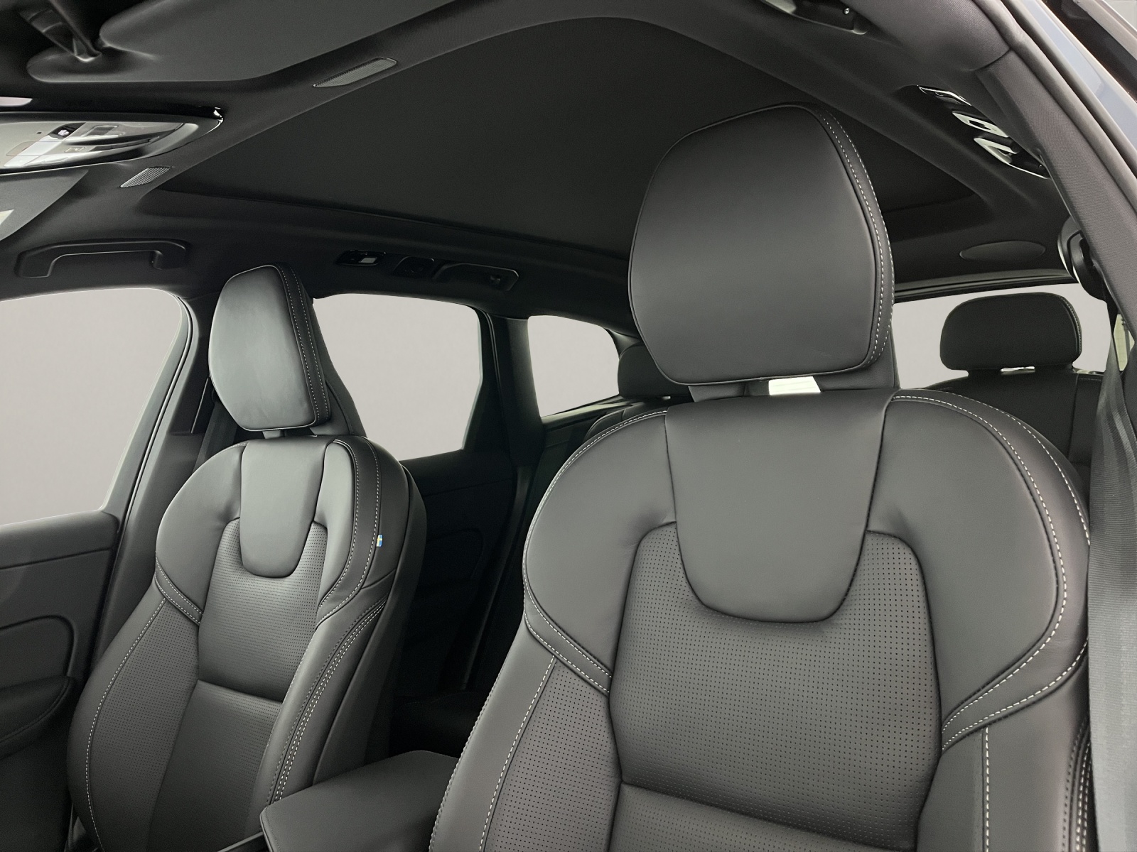 VOLVO XC60 2.0 B5 MH Black Edition AWD-image-12