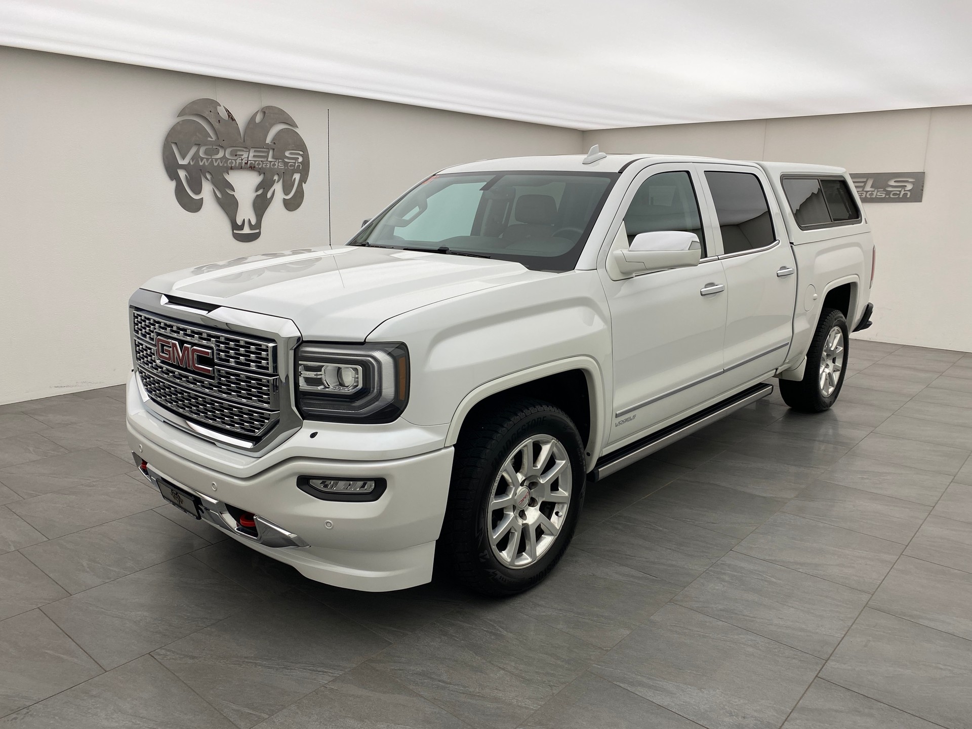 GMC Sierra Denali 6.2 4x4-image-0