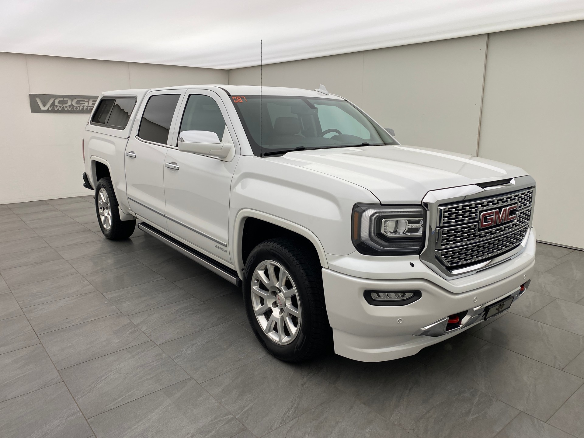 GMC Sierra Denali 6.2 4x4-image-2