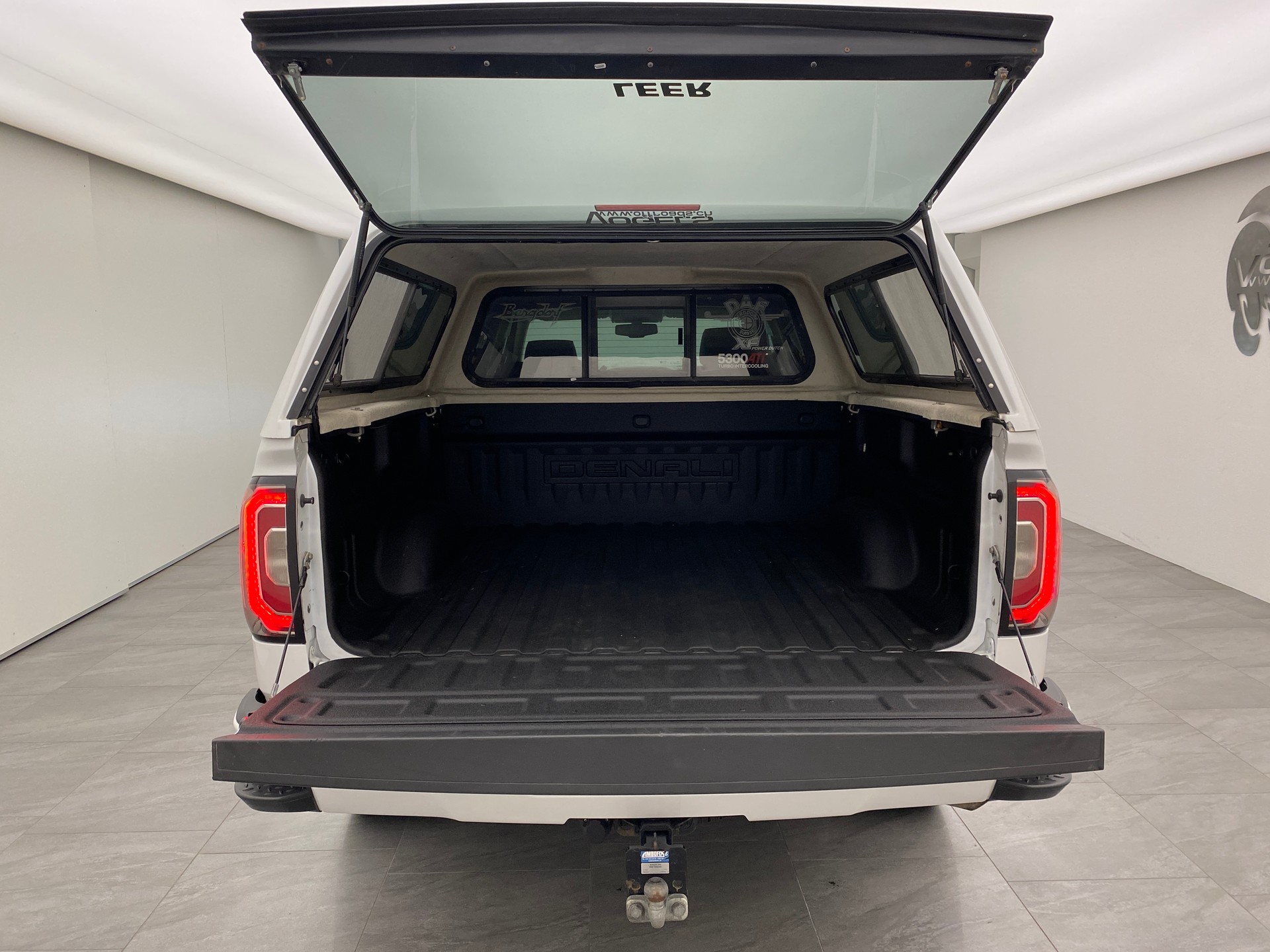 GMC Sierra Denali 6.2 4x4-image-15