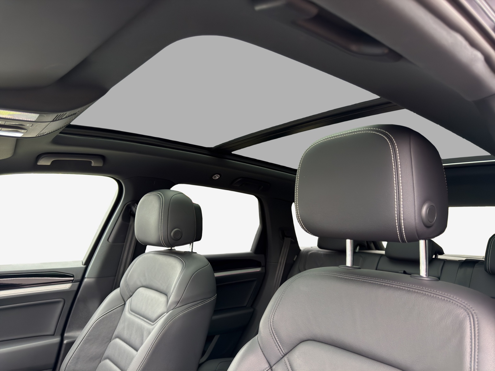 VW Touareg 3.0 TSI Elegance Tiptronic-image-14