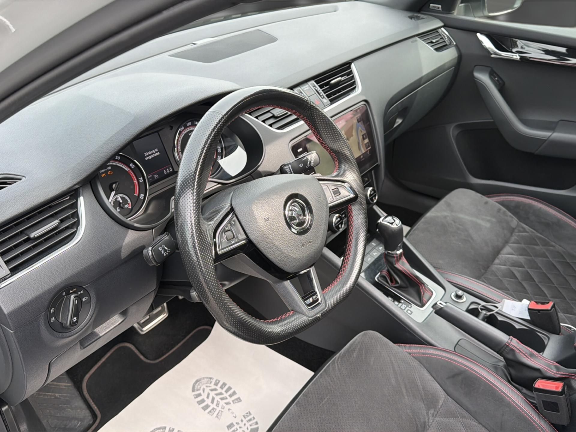 SKODA Octavia Combi 2.0 TSI RS 245 DSG-image-9