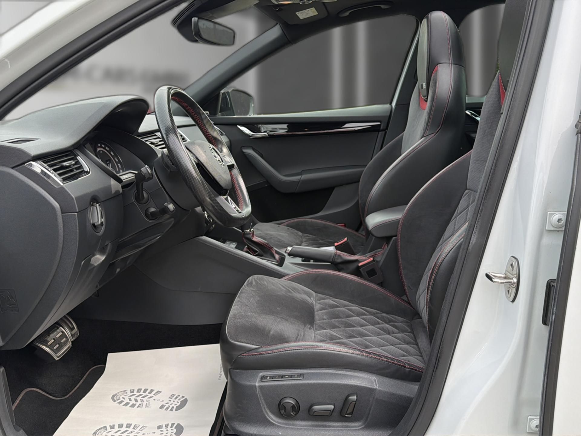 SKODA Octavia Combi 2.0 TSI RS 245 DSG-image-10