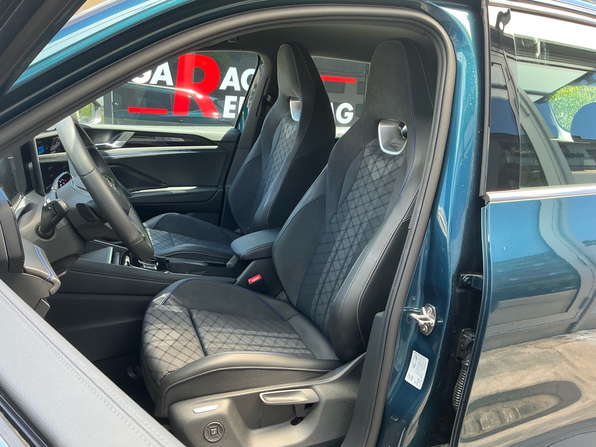 VW Tiguan 2.0 TSI 265 PS 4MOTION R-LINE *** ANHÄNGEKUPPLUNG ***-image-7