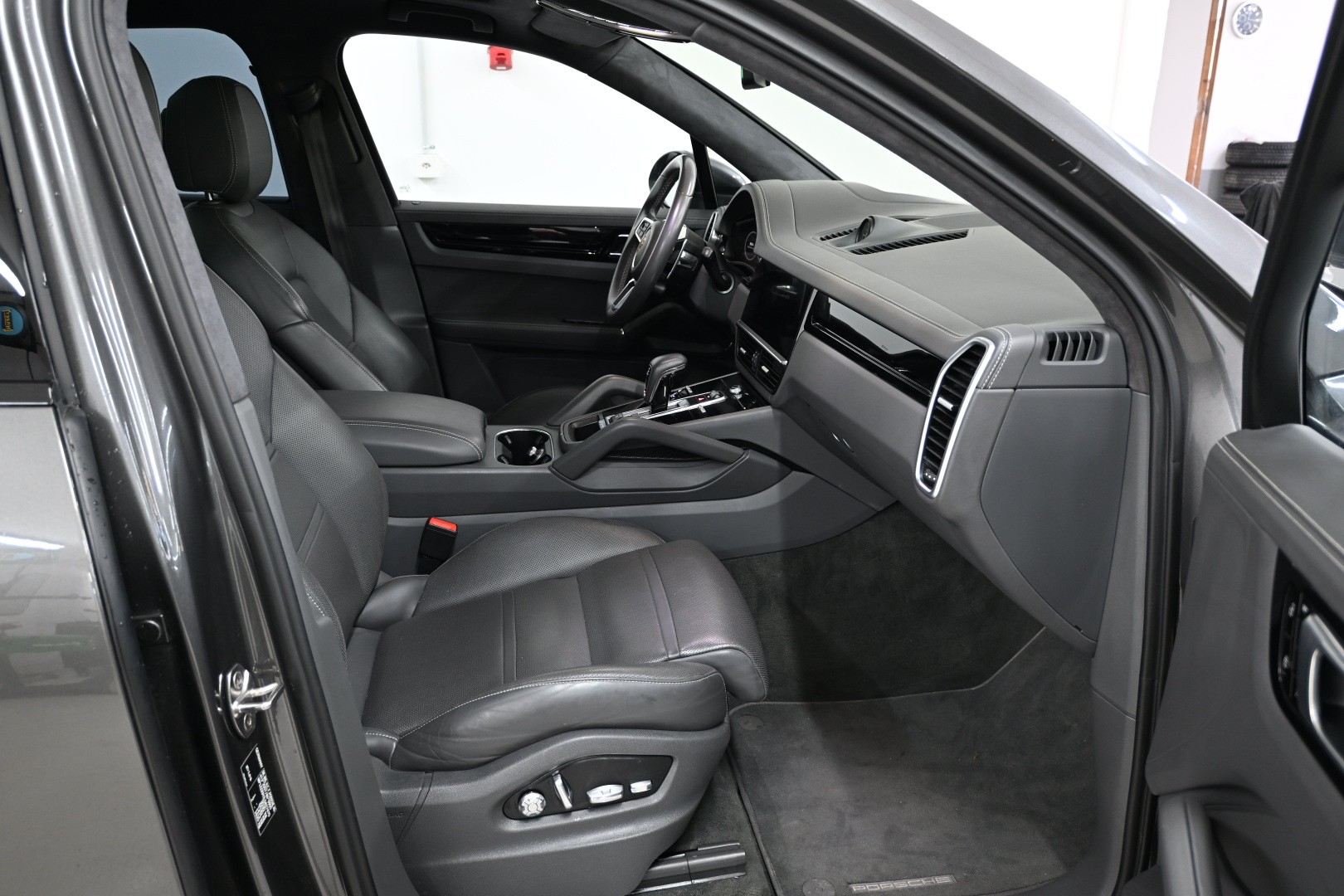 PORSCHE Cayenne E-Hybrid-image-2