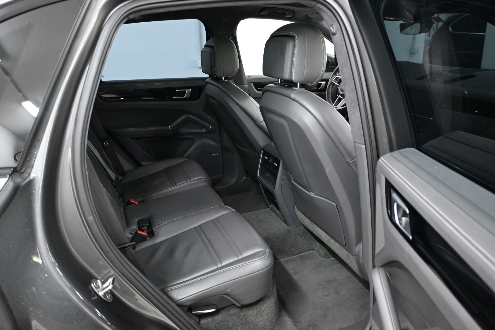 PORSCHE Cayenne E-Hybrid-image-3