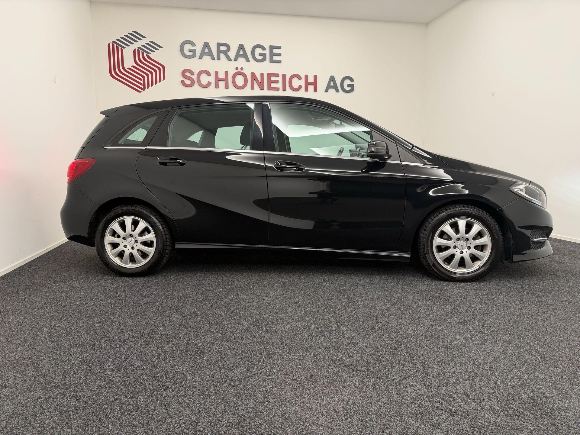 MERCEDES-BENZ B 180 d Style-image-3