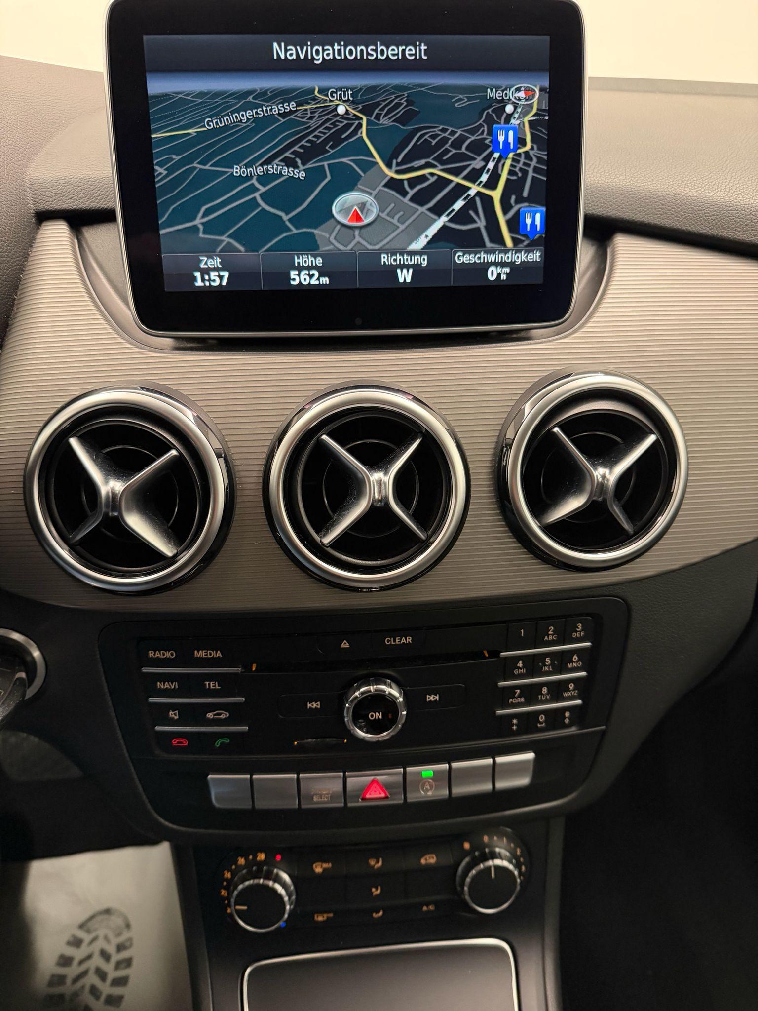 MERCEDES-BENZ B 180 d Style-image-17