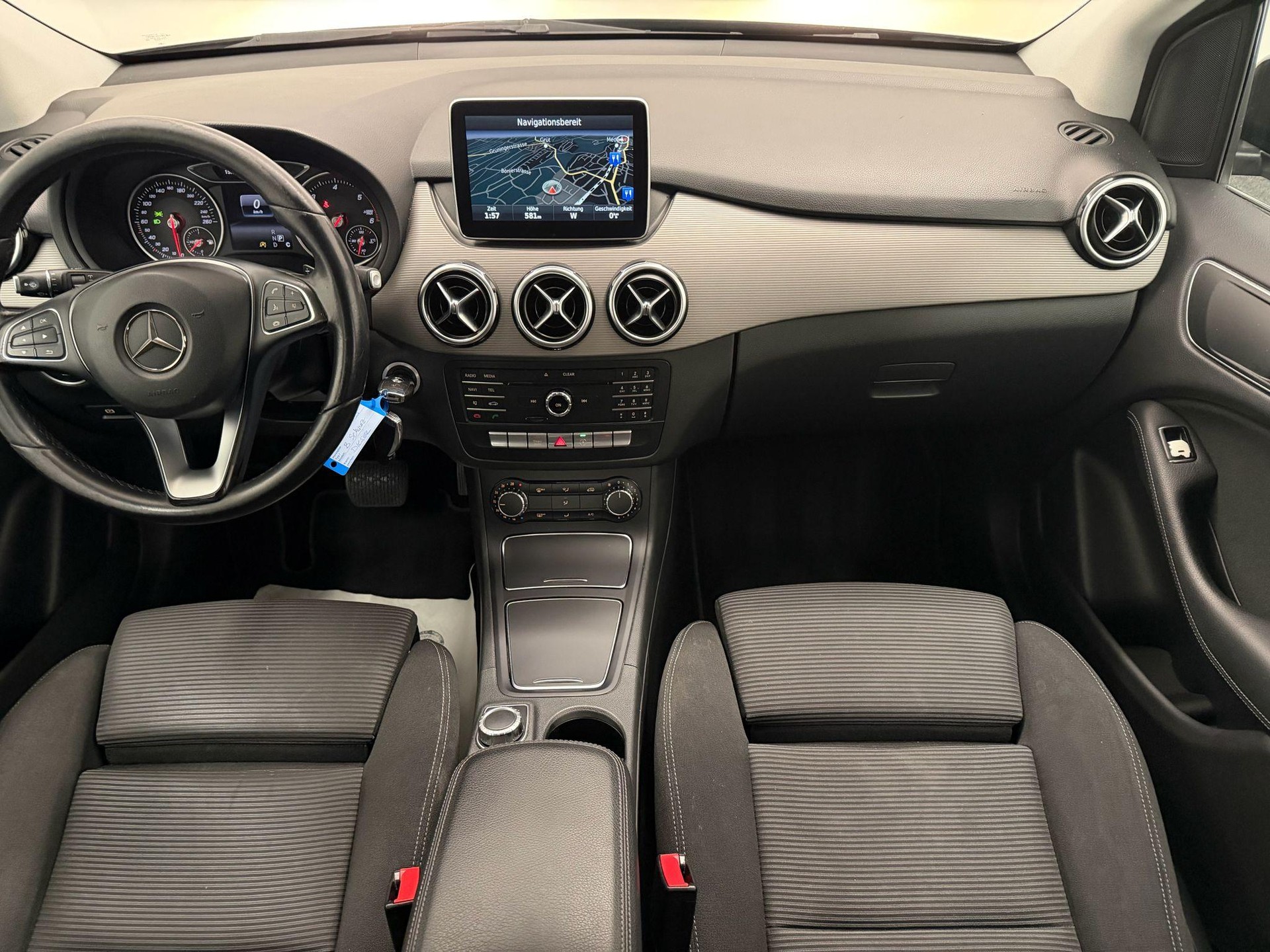 MERCEDES-BENZ B 180 d Style-image-12