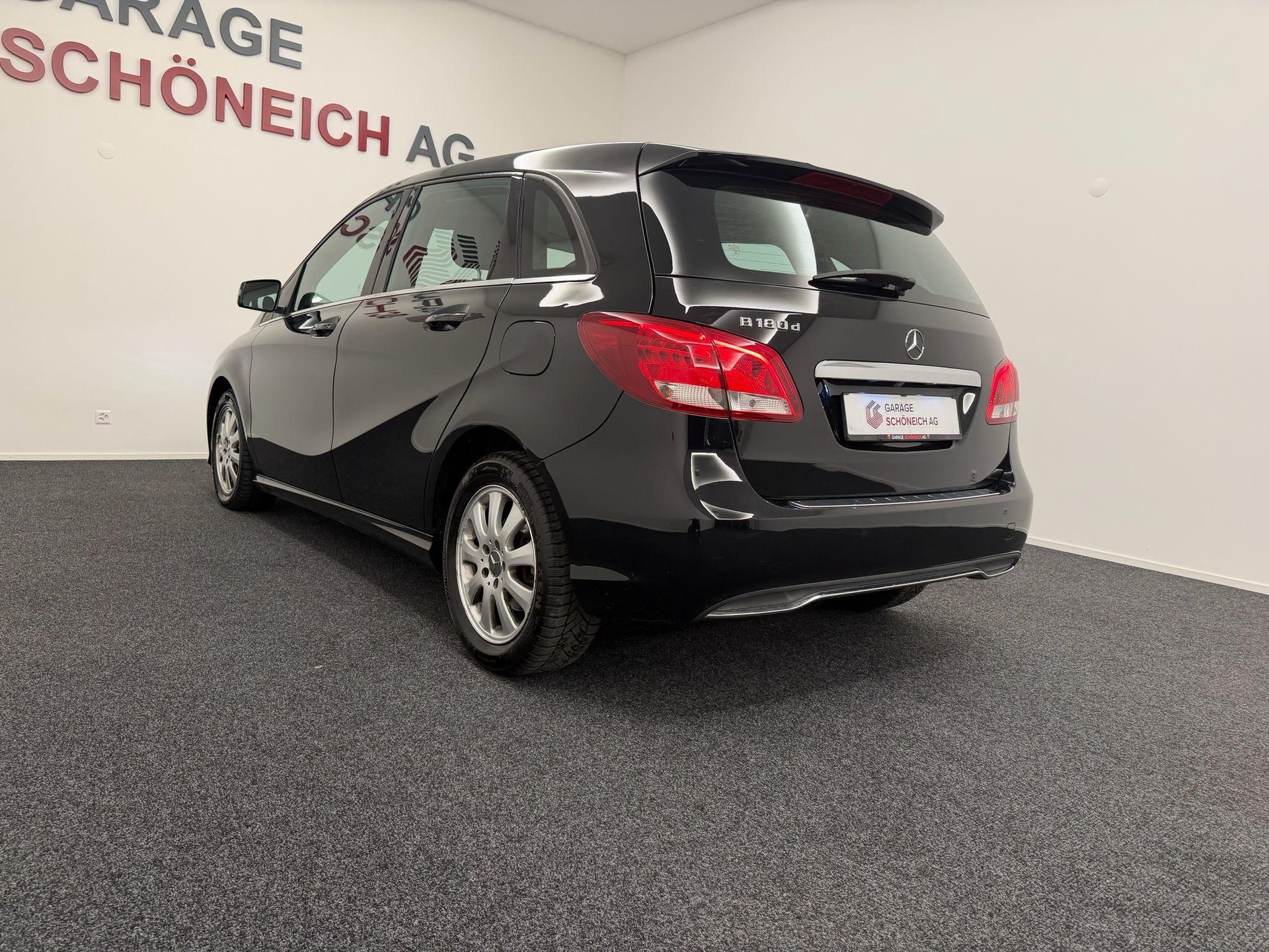 MERCEDES-BENZ B 180 d Style-image-6