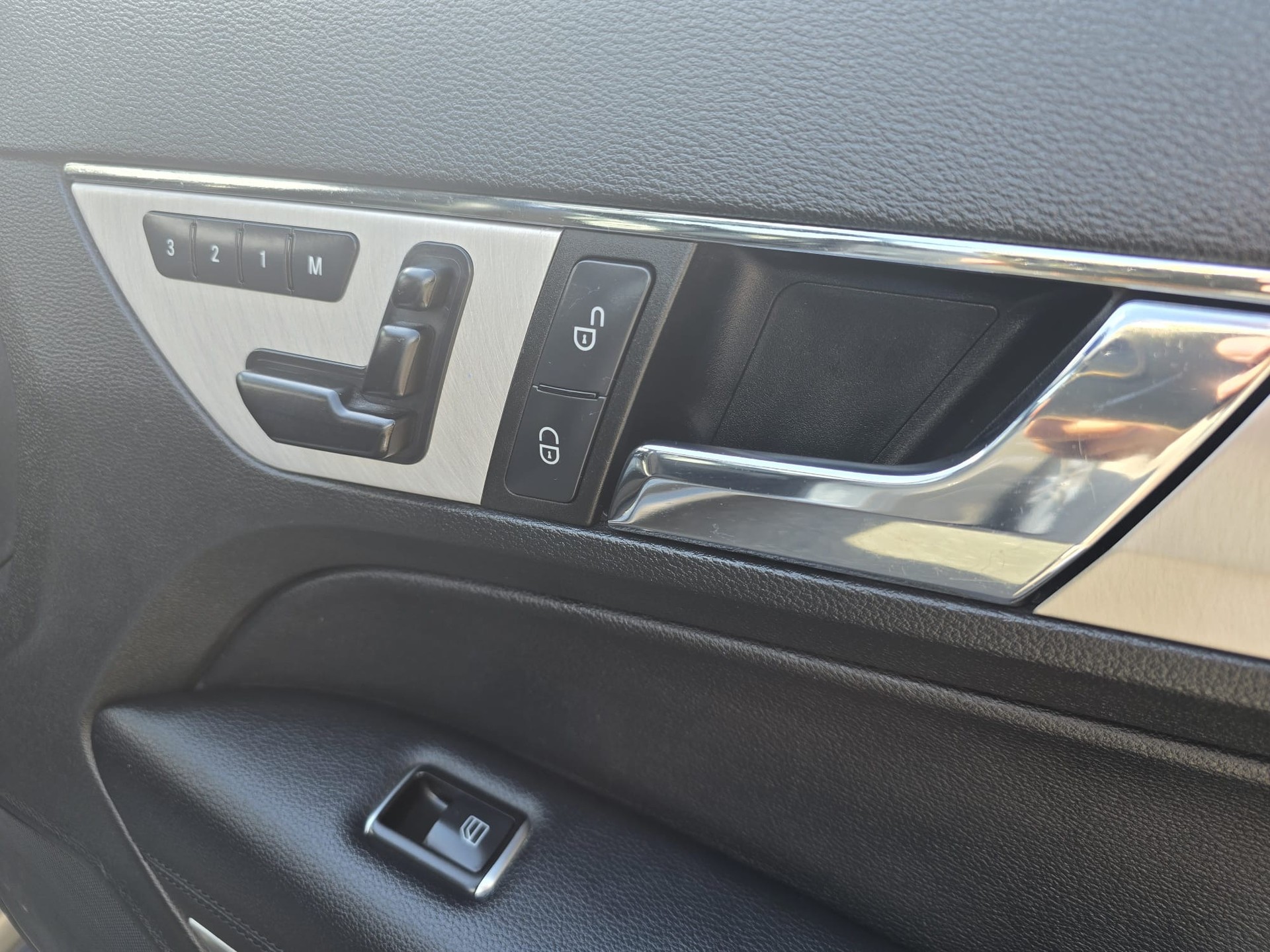 MERCEDES-BENZ E 350 CDI-image-16