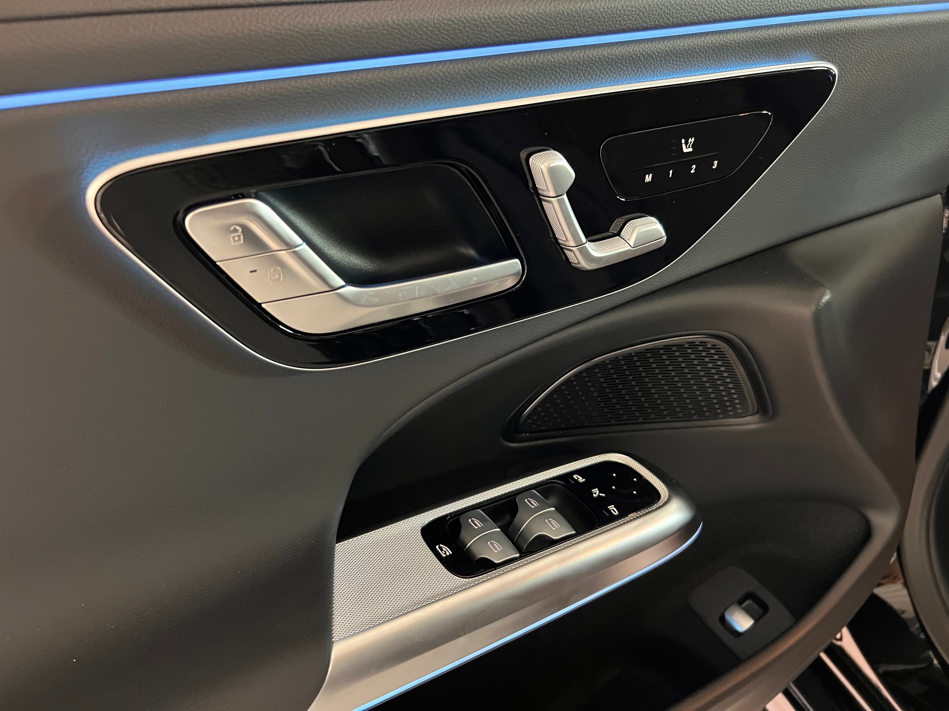 MERCEDES-BENZ E 220 d 4Matic 9G-Tronic-image-12