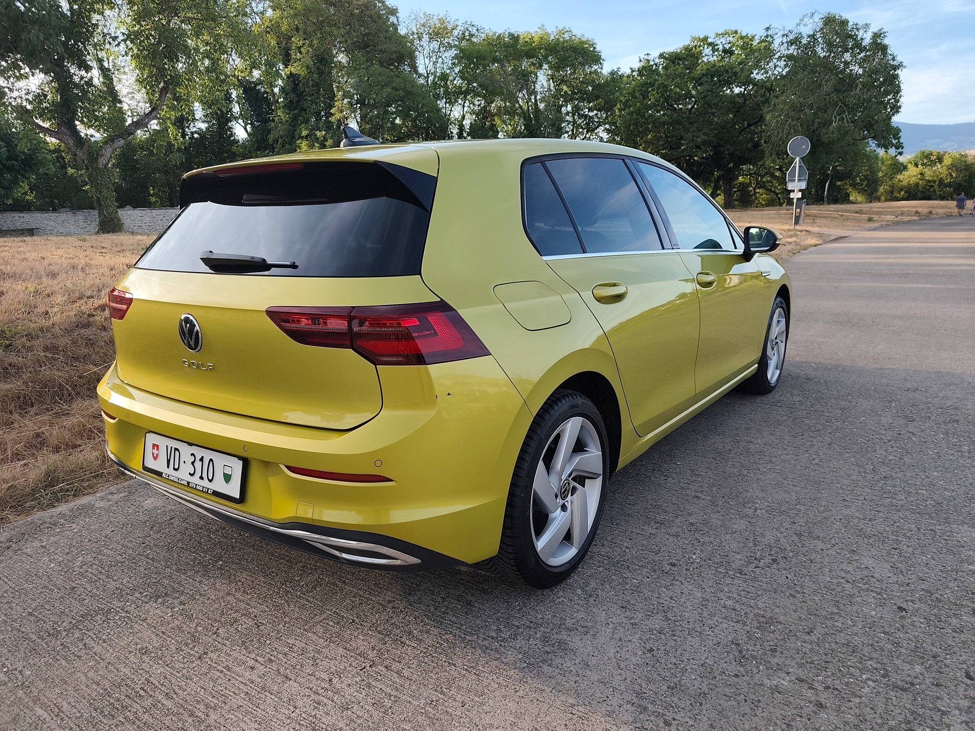 VW Golf 1.5 TSI ACT First Edition-image-2