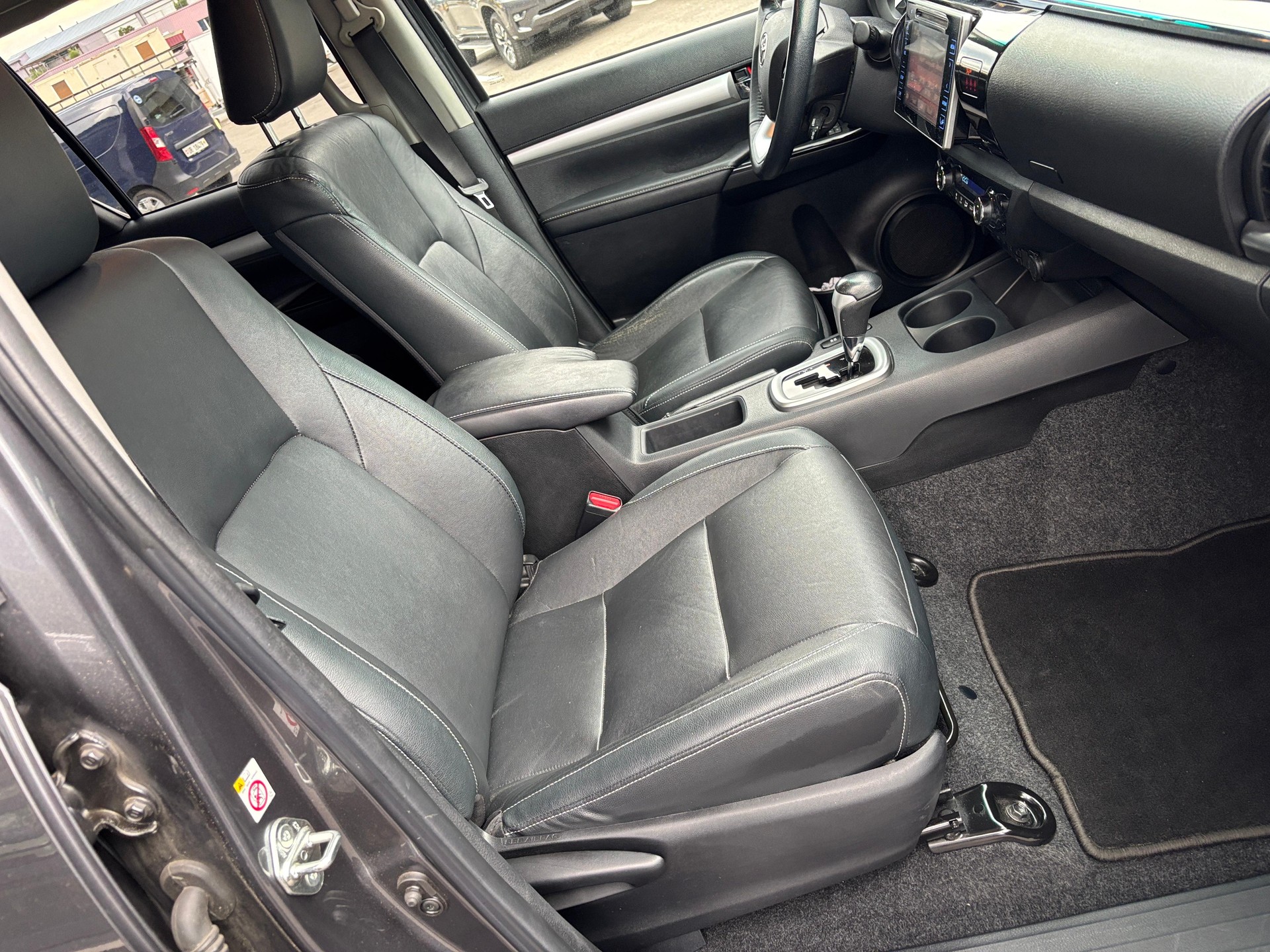TOYOTA Hilux 2.4 D-4D Sol Premium-image-10