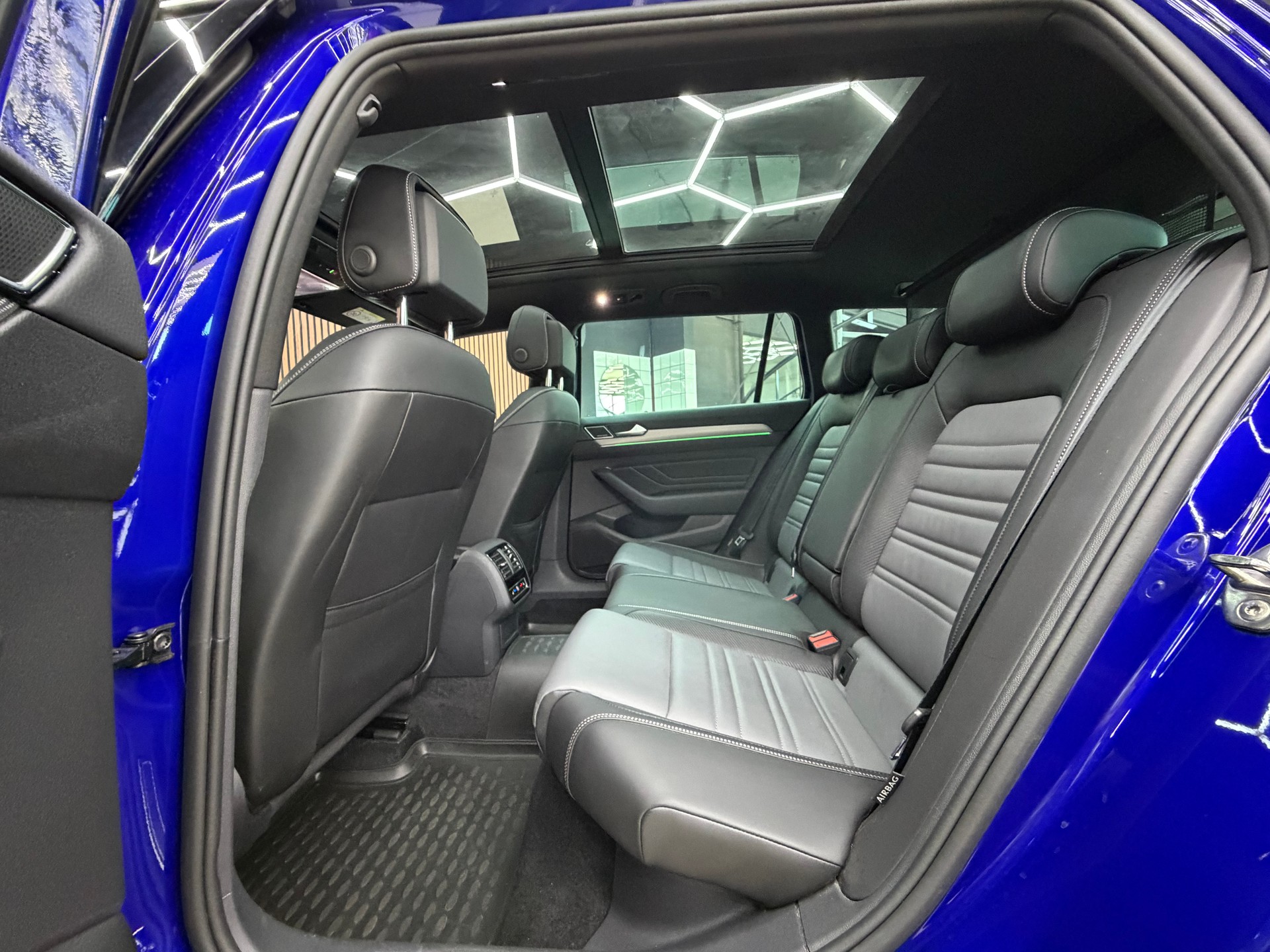 VW Passat 2.0 Diesel 4 Motion R-line-image-13