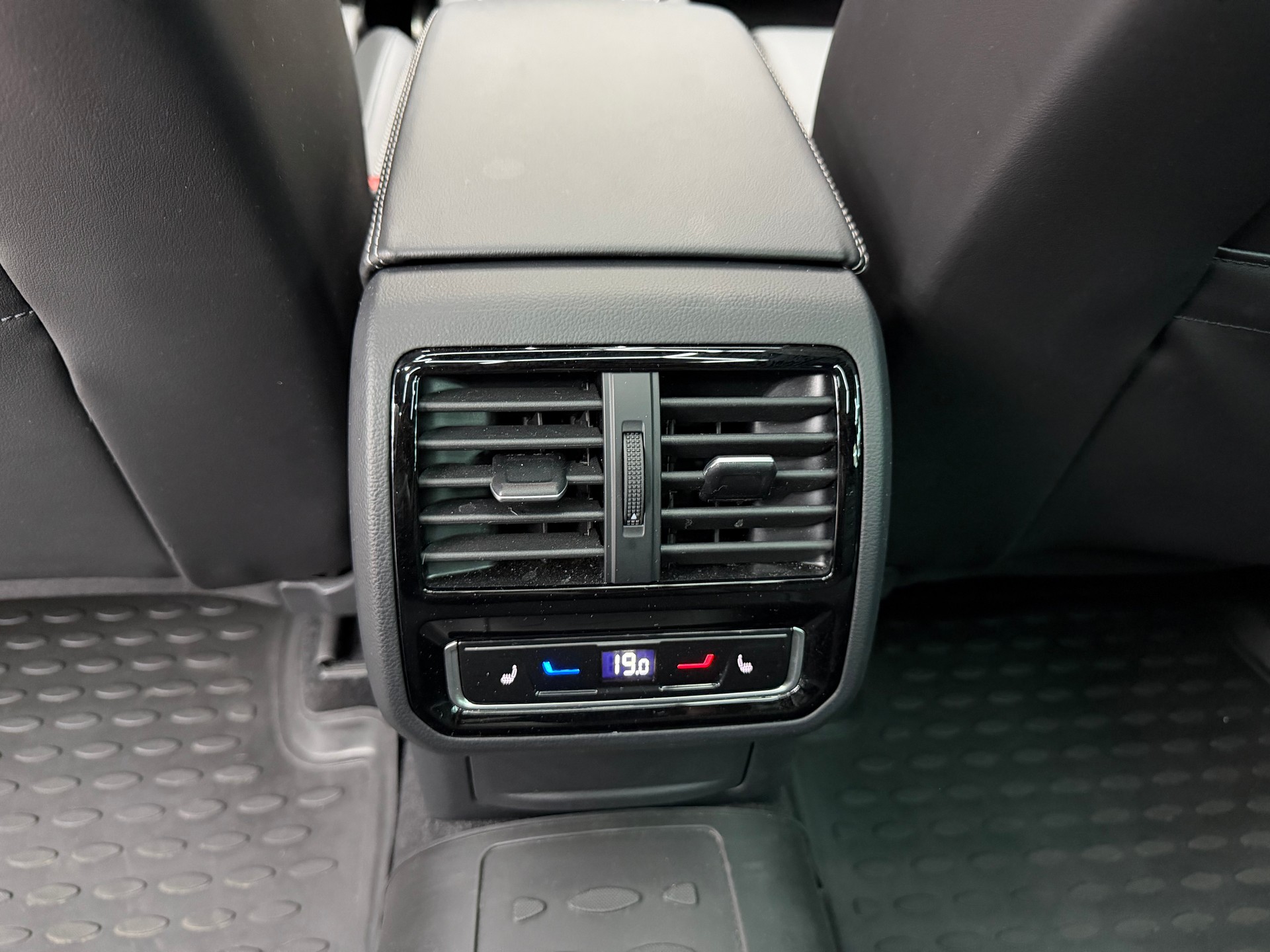 VW Passat 2.0 Diesel 4 Motion R-line-image-14