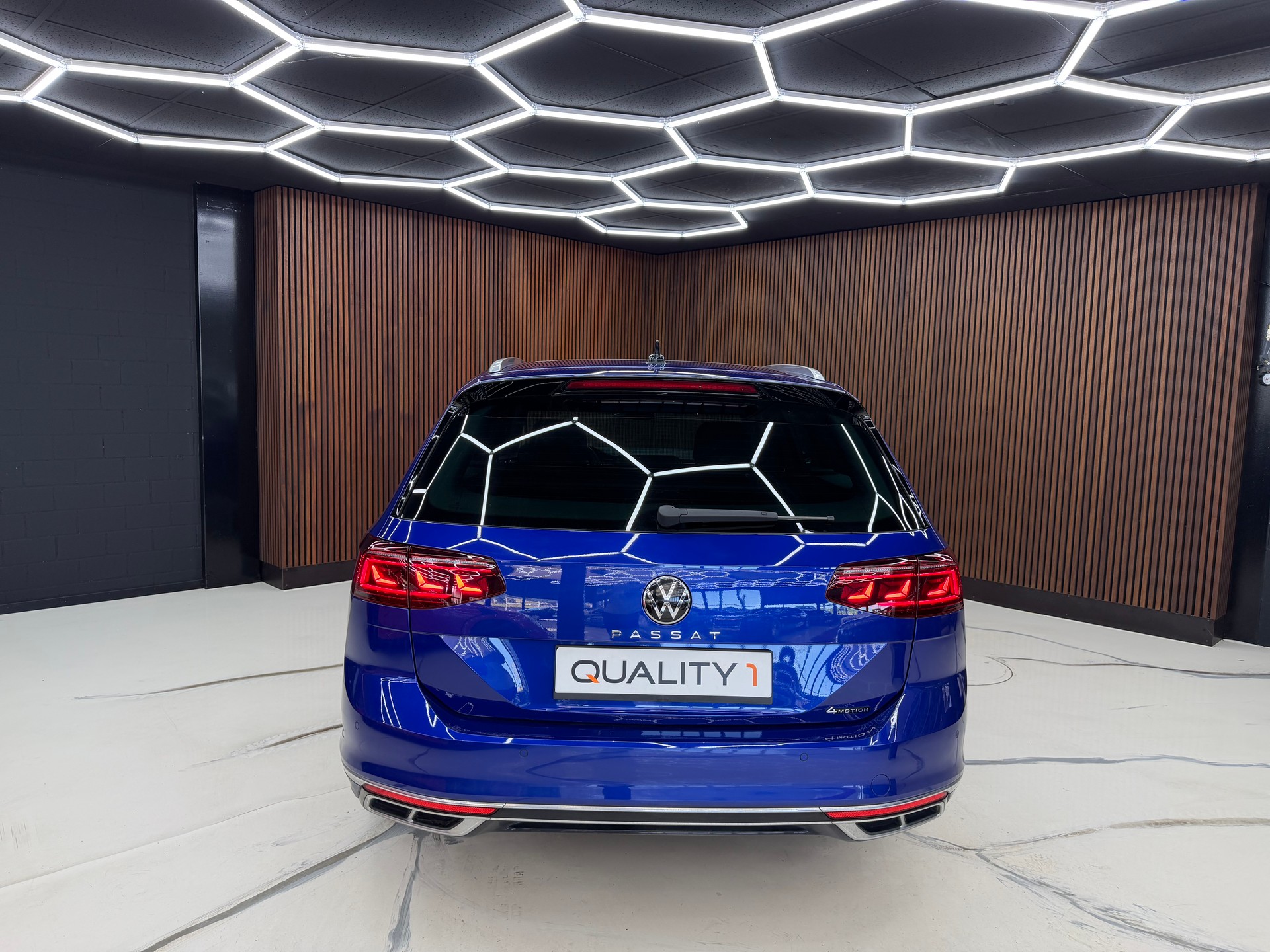 VW Passat 2.0 Diesel 4 Motion R-line-image-7