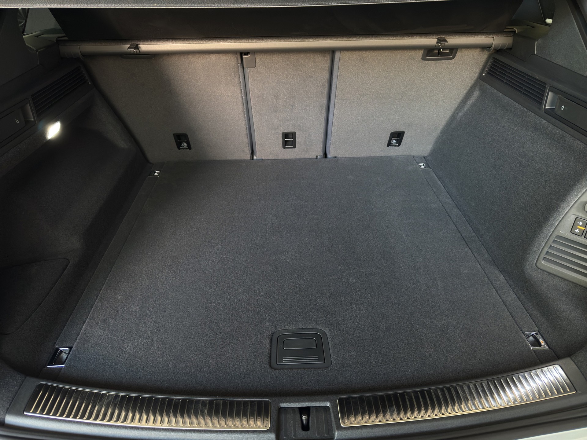 VW Touareg 3.0 TDI R-Line Tiptronic "5J.-Gar.-AHK-Luftfed.-Head Up-Pano-Standheizung"-image-25