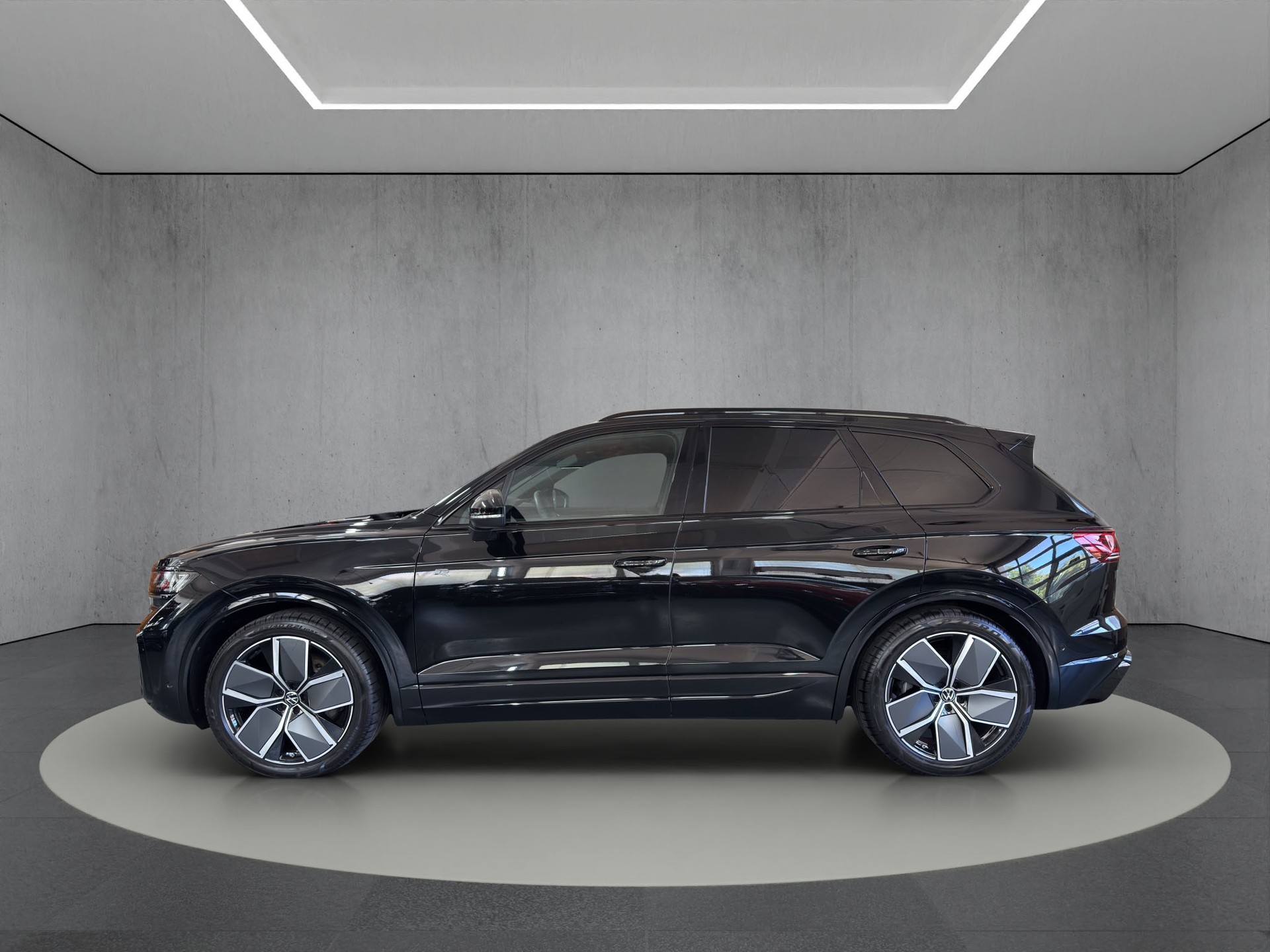 VW Touareg 3.0 TDI R-Line Tiptronic "5J.-Gar.-AHK-Luftfed.-Head Up-Pano-Standheizung"-image-2