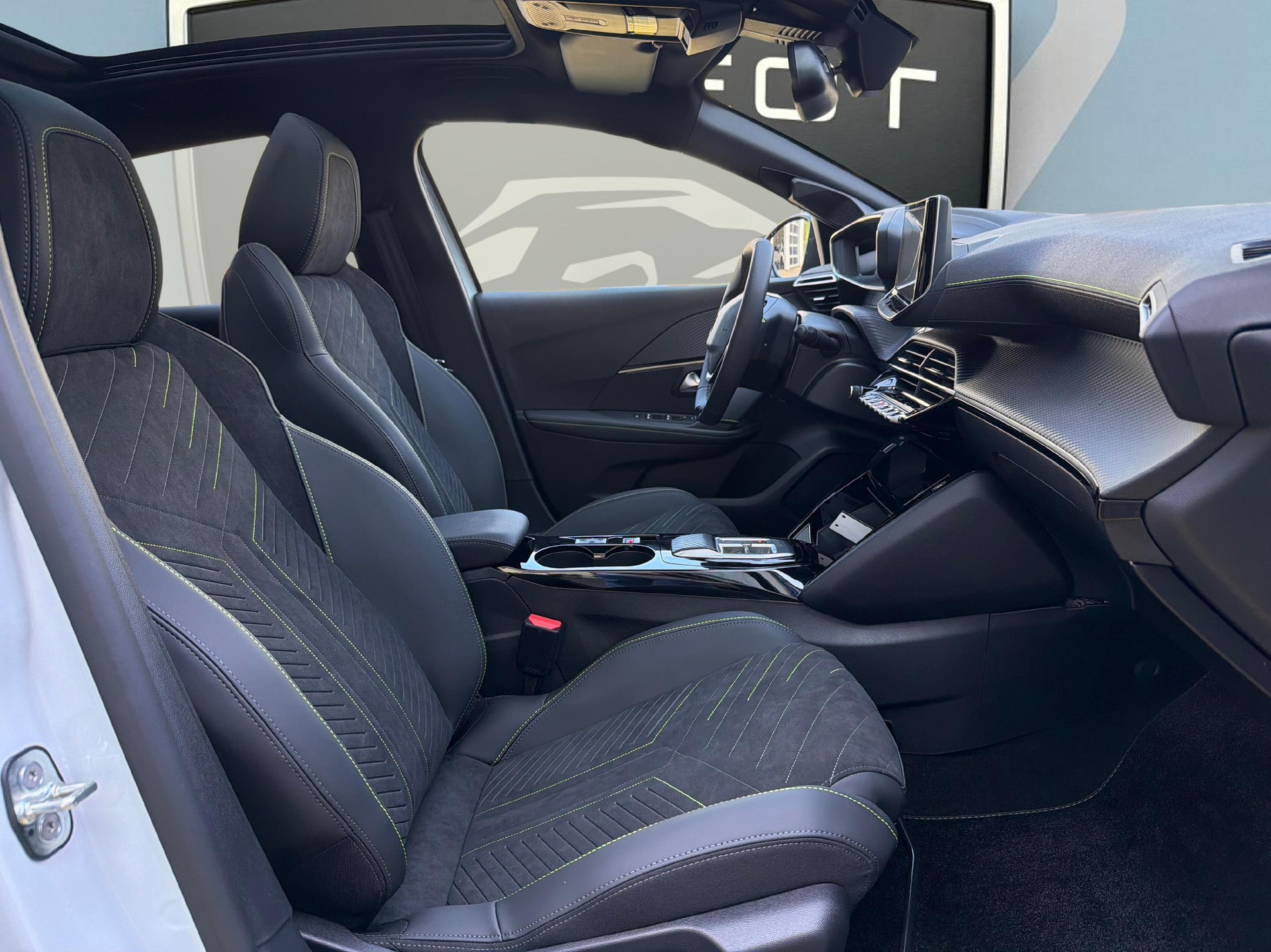 PEUGEOT 208 1.2 Hybrid 145 GT Exclusive-image-9