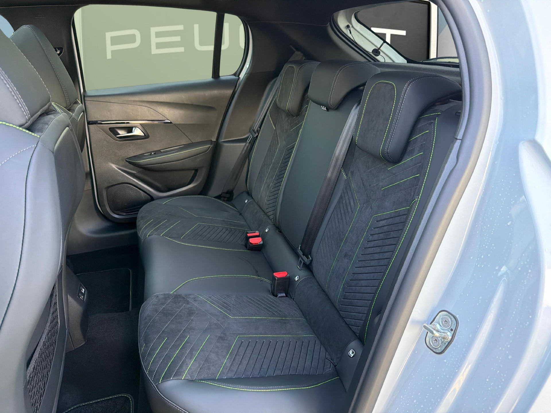 PEUGEOT 208 1.2 Hybrid 145 GT Exclusive-image-10
