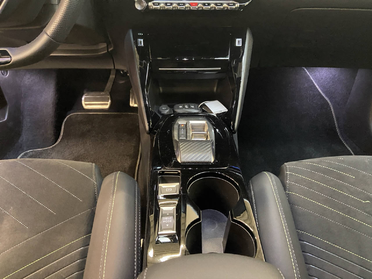PEUGEOT 208 1.2 Hybrid 145 GT-image-8