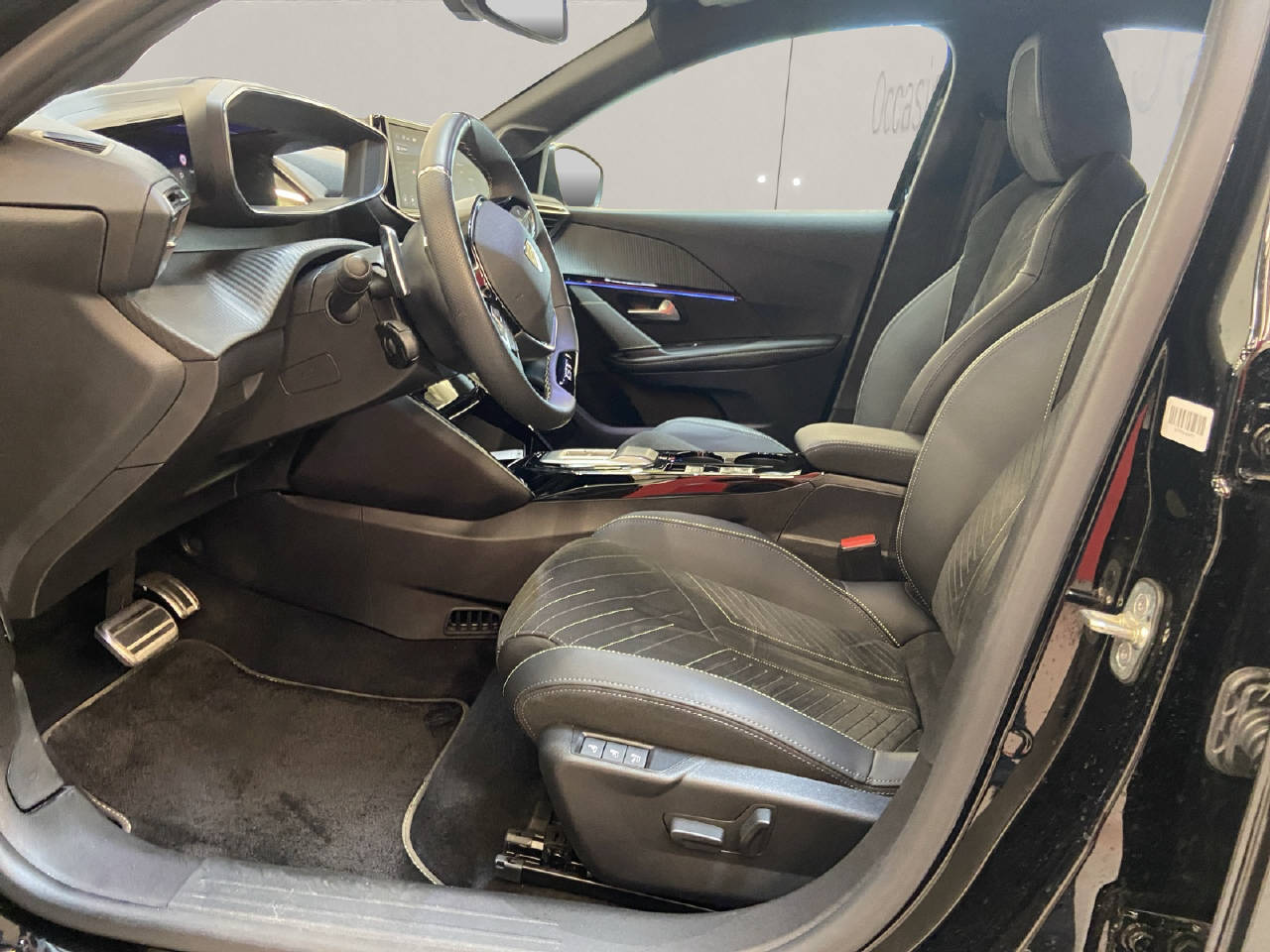 PEUGEOT 208 1.2 Hybrid 145 GT-image-4