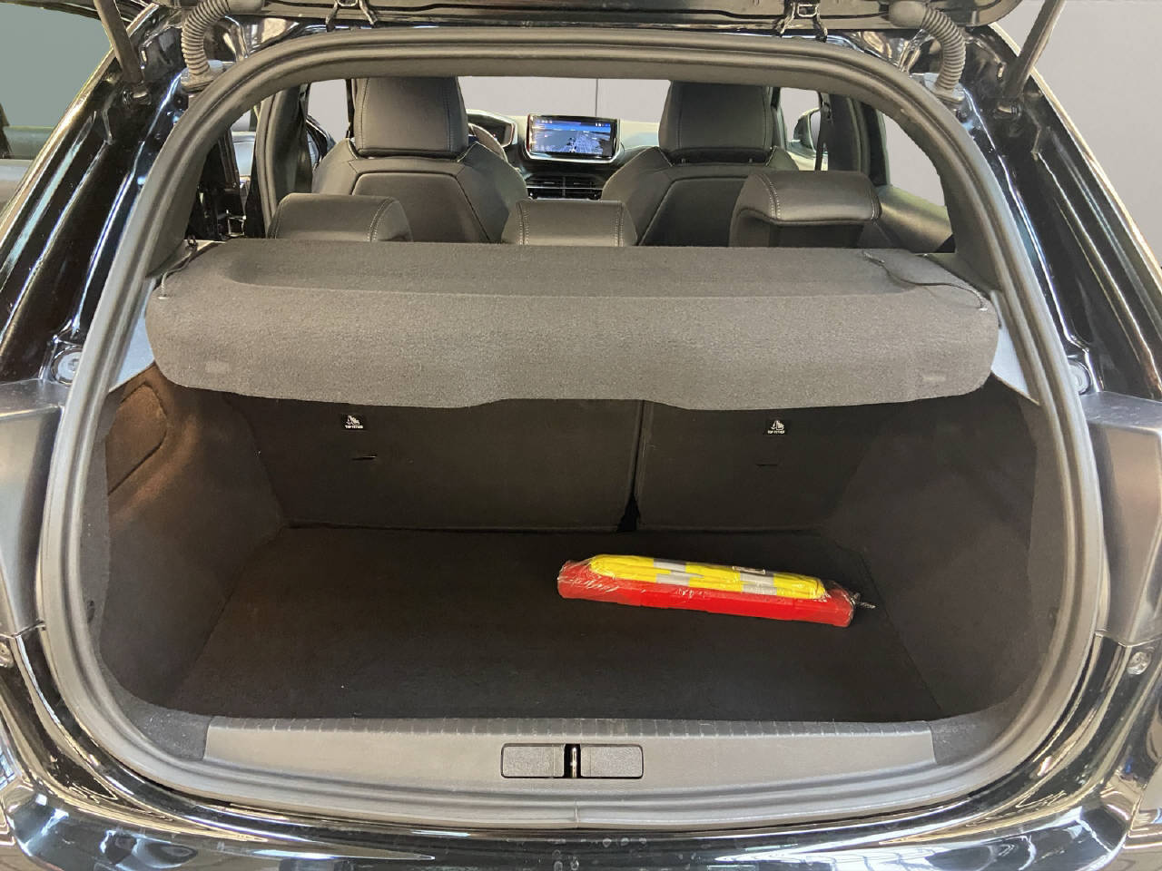 PEUGEOT 208 1.2 Hybrid 145 GT-image-12
