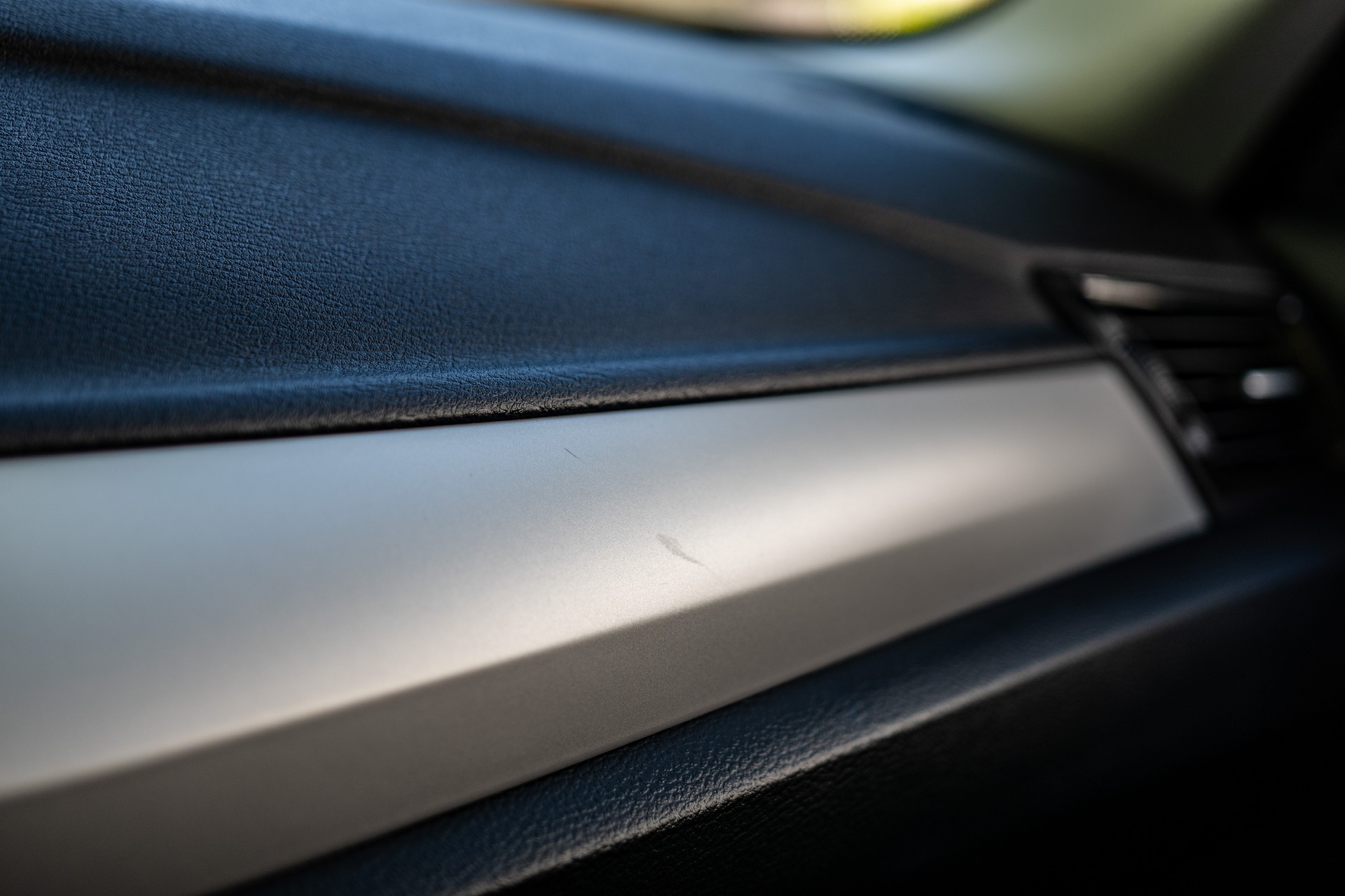 BMW 18d xDrive-image-9