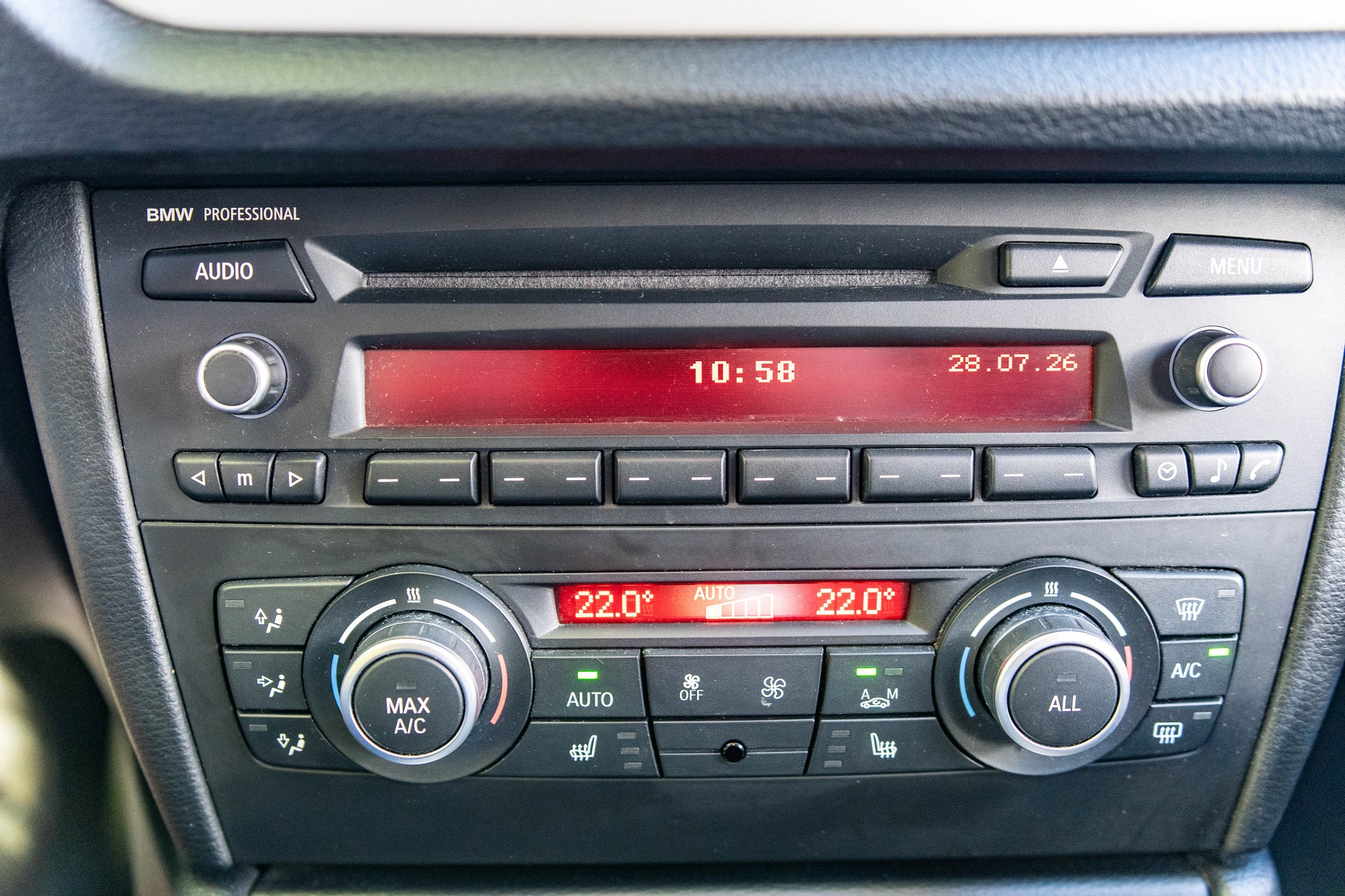 BMW 18d xDrive-image-8