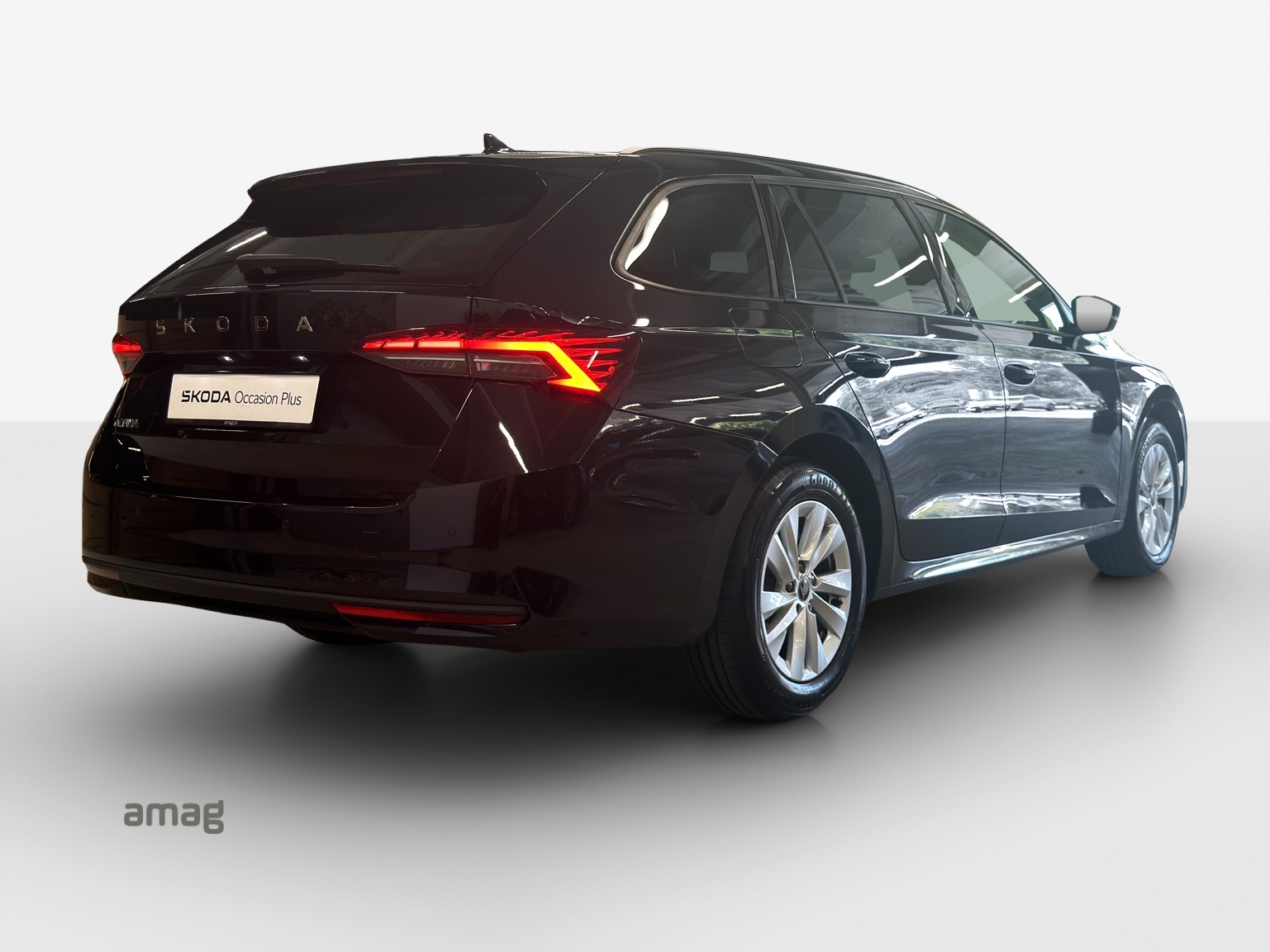 SKODA Octavia Combi 2.0 TDI DSG Selection-image-4